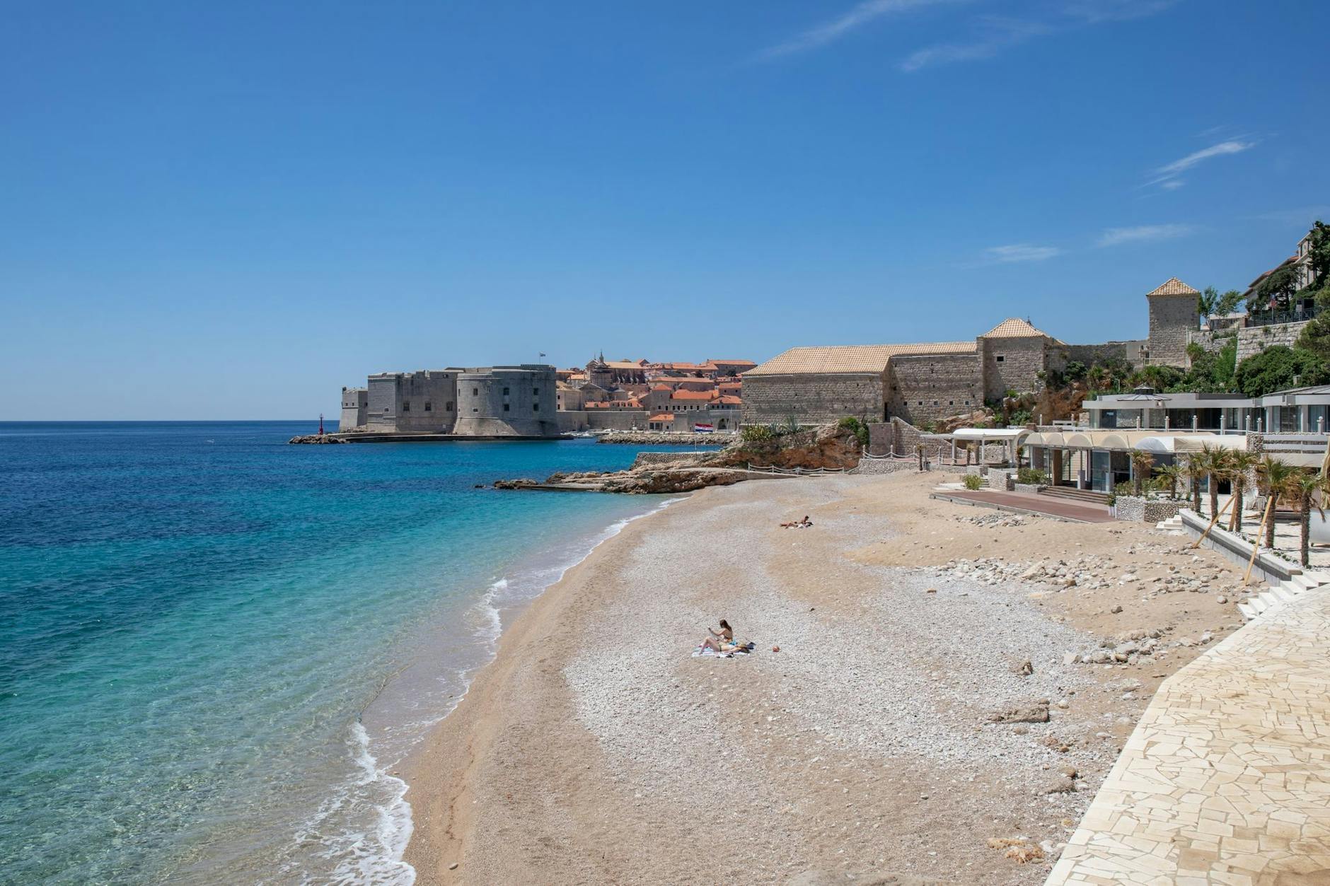 ARCHIV - Am Strand in Dubrovnik: Die Reisebranche erwartet für den kommenden Sommer wieder gute Geschäfte. dpa