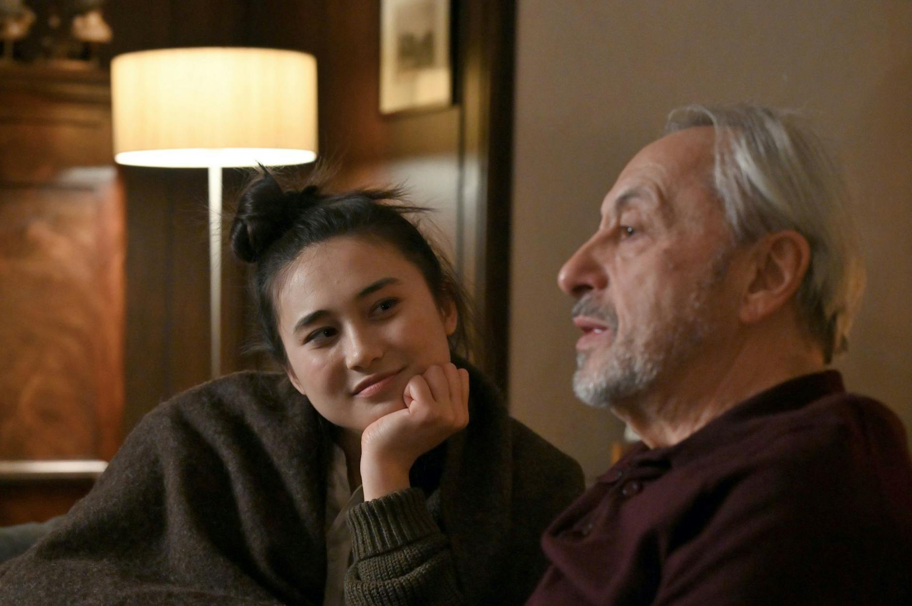 HANDOUT - Seine Tochter Yoko (Julia Strowski) fühlt sich jetzt bei Hannes Markert (Wolfgang Stumph) zuhause.