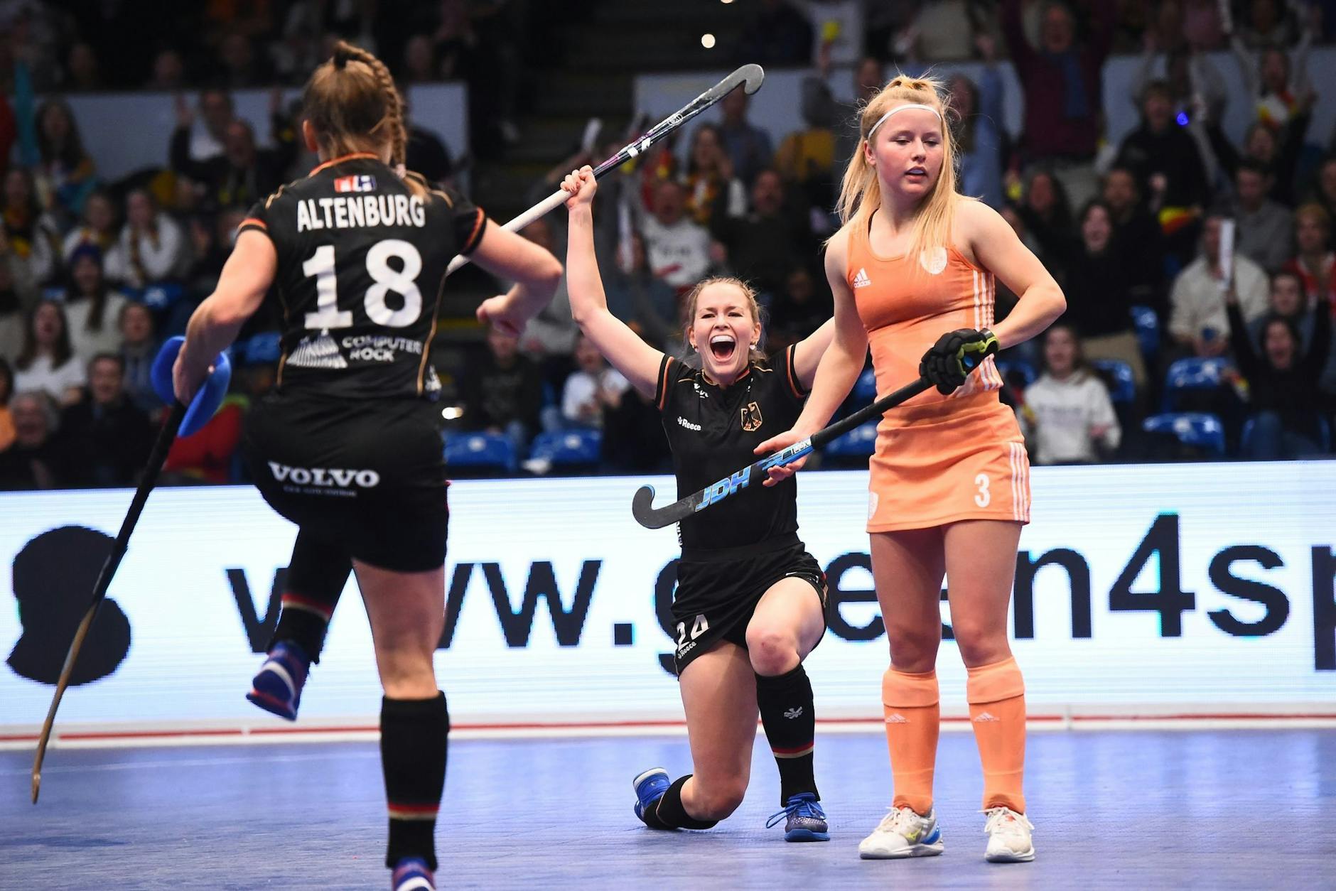 dpatopbilder - Deutschlands Pia Maertens (M) traf im Finale dreifach, Lisa Altenburg (l) doppelt.