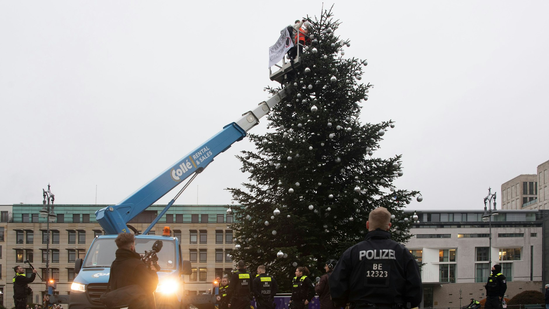 Drehen die Klebe-Clowns der Gruppe Letzte Generation jetzt völlig durch? Am Mittwochmorgen griffen sie nicht zu Sekundenkleber sondern zur Säge und machten sich am Weihnachtsbaum am Brandenburger Tor zu schaffen.