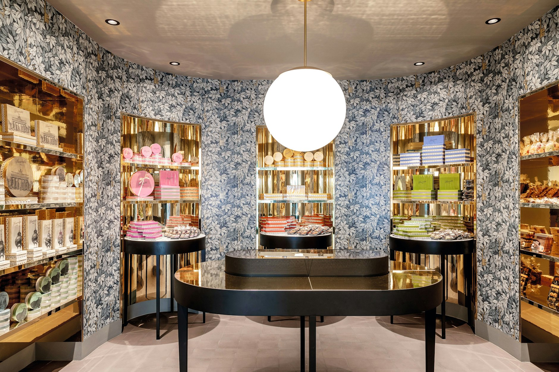 In den Sawade-Filialen kommen Pralinenliebhaber voll auf ihre Kosten. Die Verpackungen vermitteln Lokalkolorit. Berliner Bär, Königin Luise und der Fernsehturm lassen grüßen. Alles klar! Sawade ist eine echte Berliner (Schokoladen-)Nummer.