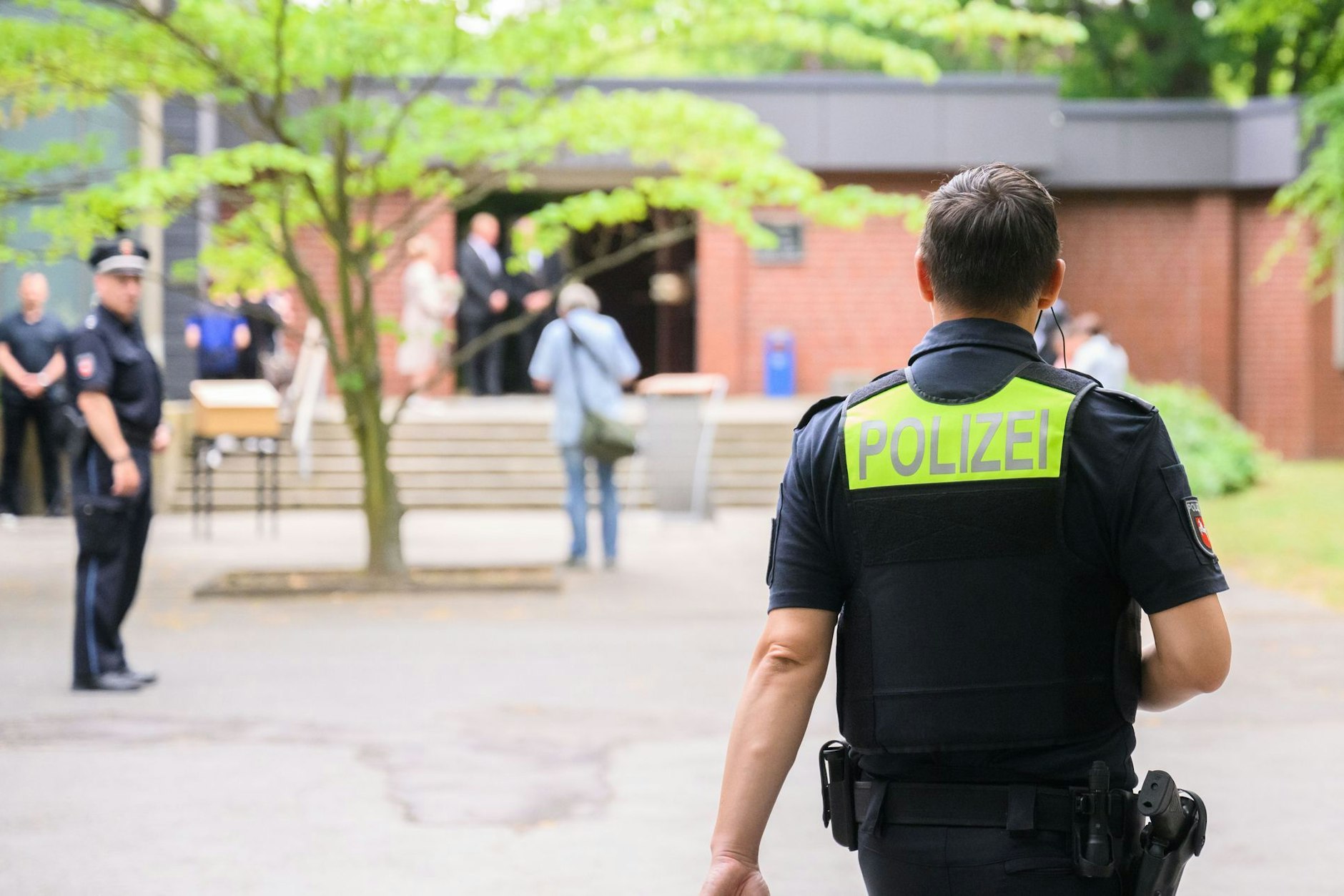 Polizisten bewachen den städtischen Friedhof Salzgitter-Lebenstedt, auf dem eine Trauerfeier für die getötete 15-jährige Anastasia stattfindet. 