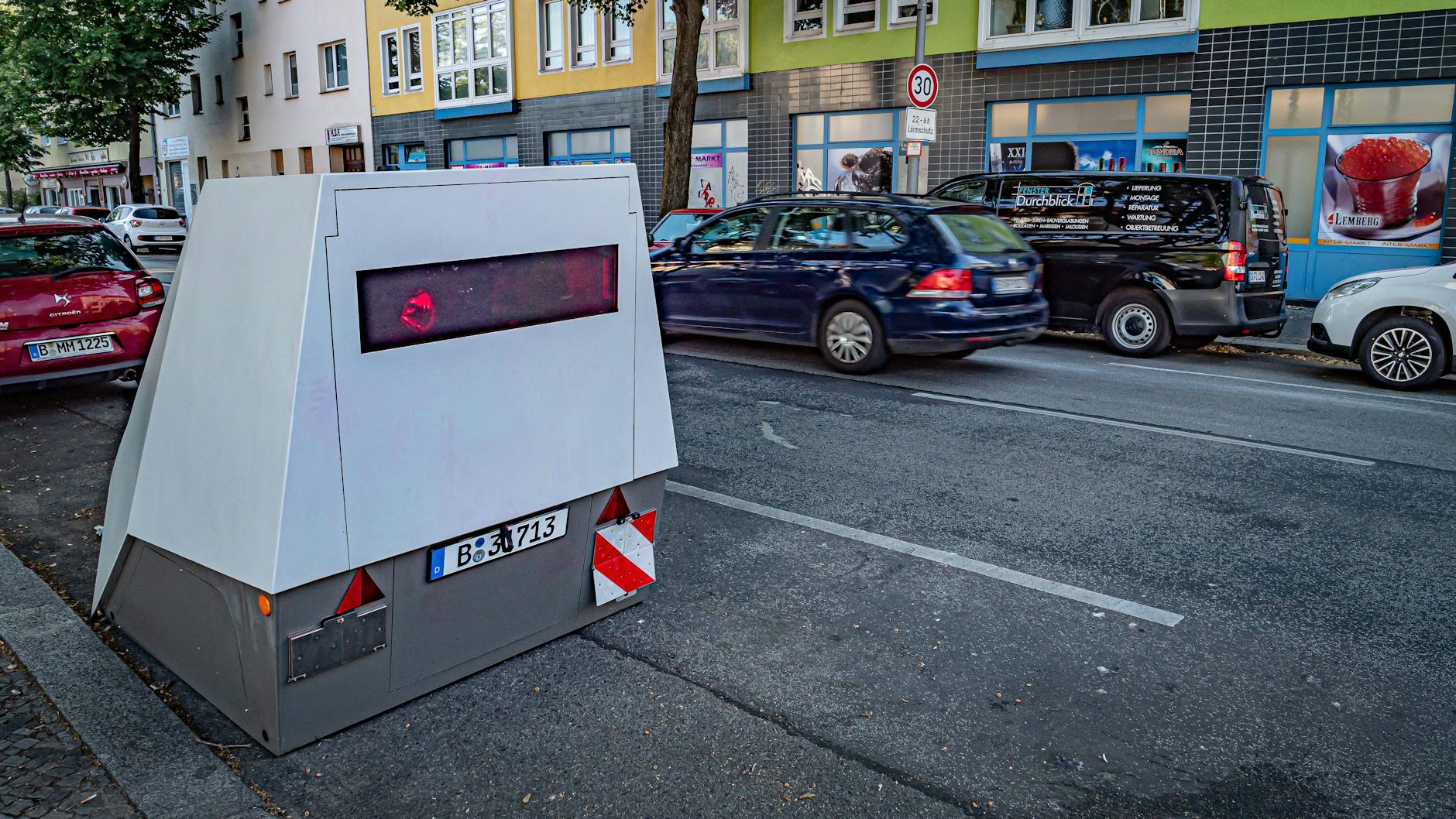 Zehn weitere dieser gepanzerten Blitzer-Anhänger will sich Berlin zulegen.