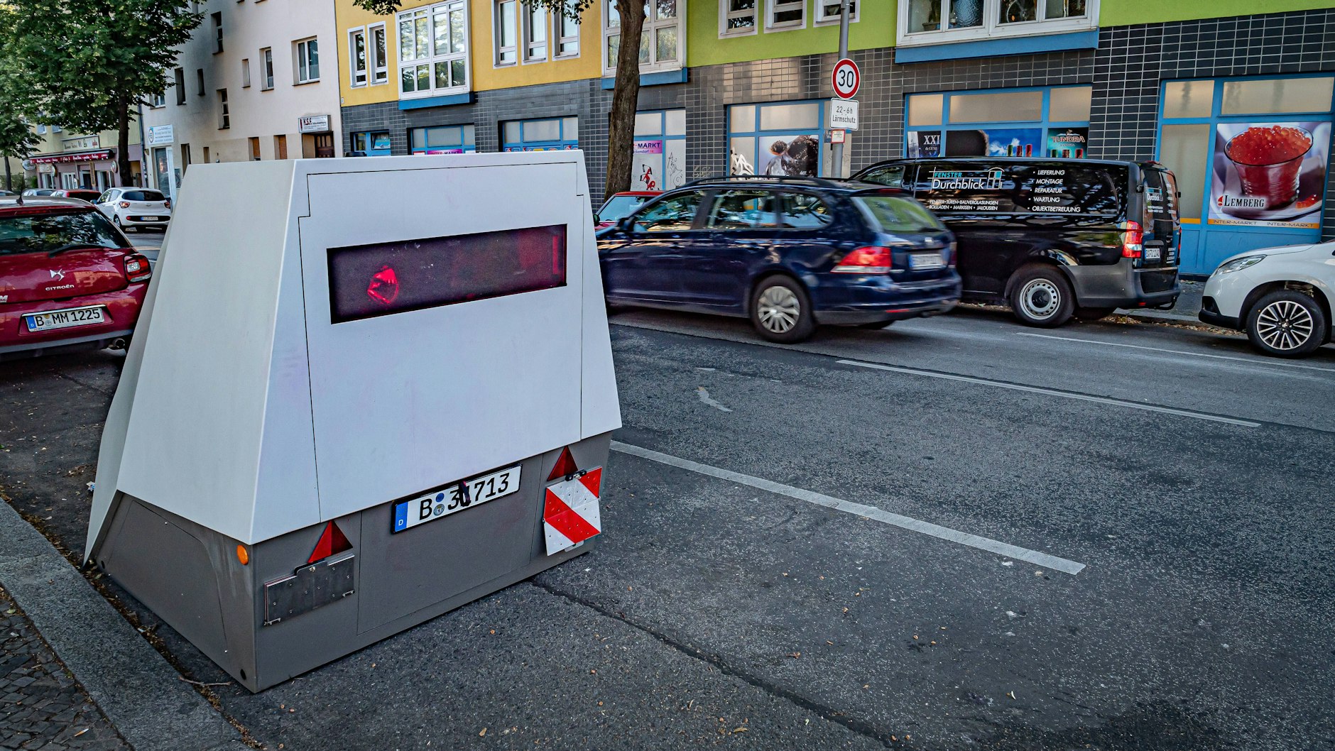 Zehn weitere dieser gepanzerten Blitzer-Anhänger will sich Berlin zulegen.