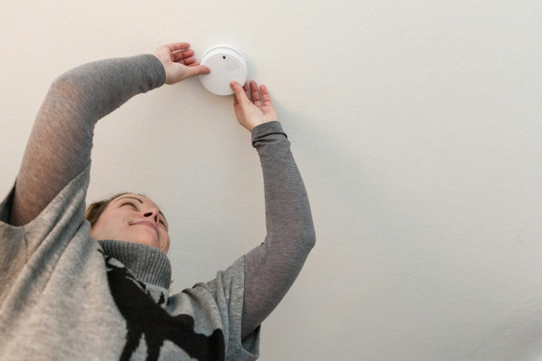 Nur nicht das Gleichgewicht verlieren: In Berlin sollen Zehntausende Mieter der landeseigenen Wohnungsunternehmen die Rauchwarnmelder selbst warten.