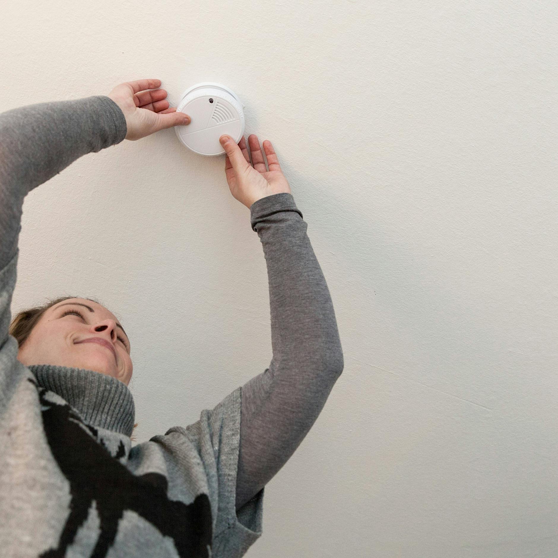 Zehntausende Mieter in Berlin sollen Rauchwarnmelder selber kontrollieren