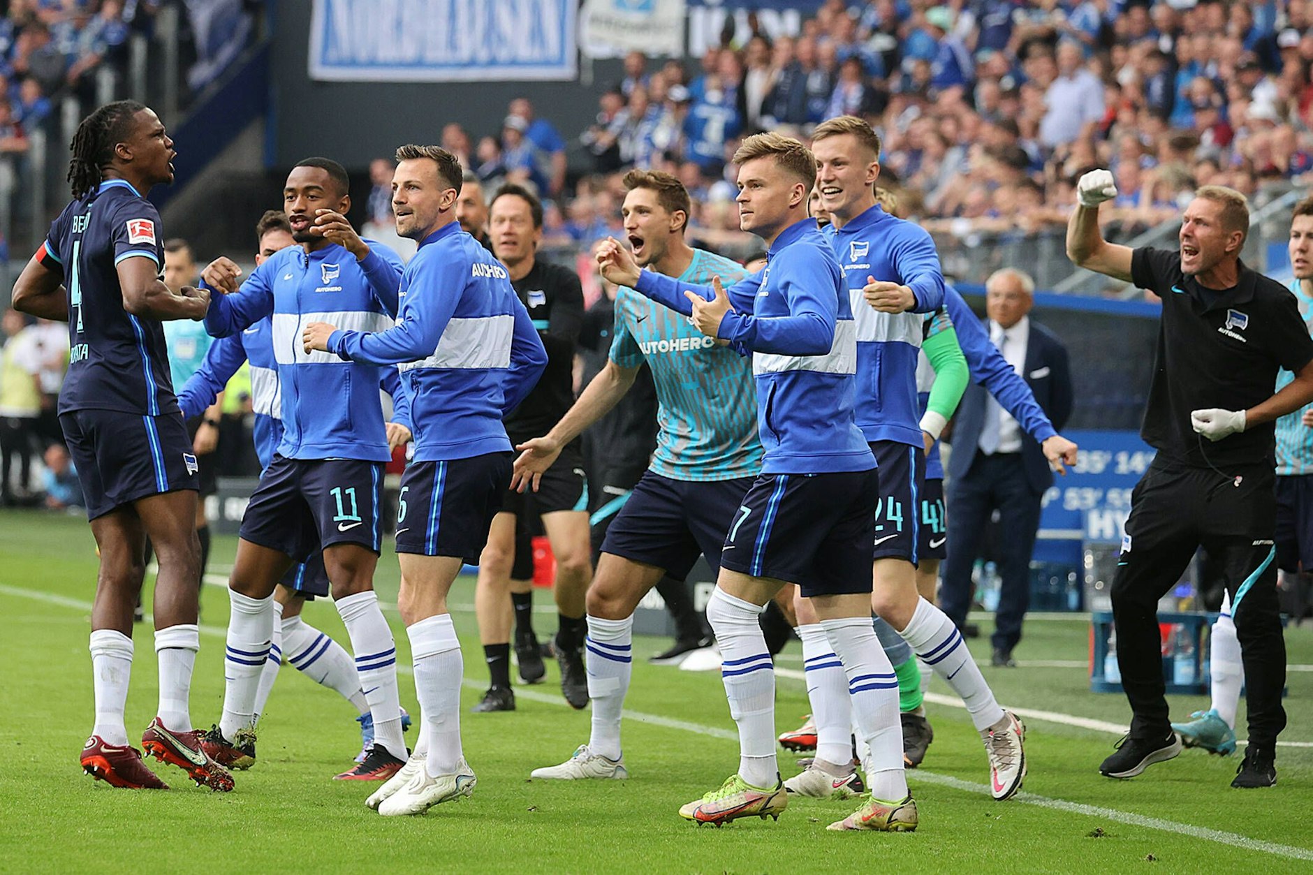 Erleichterung pur: Die Hertha-Profis jubeln im Mai über den Sieg im Relegationsrückspiel beim Hamburger SV. Diese Saison soll die Rettung früher gelingen. 