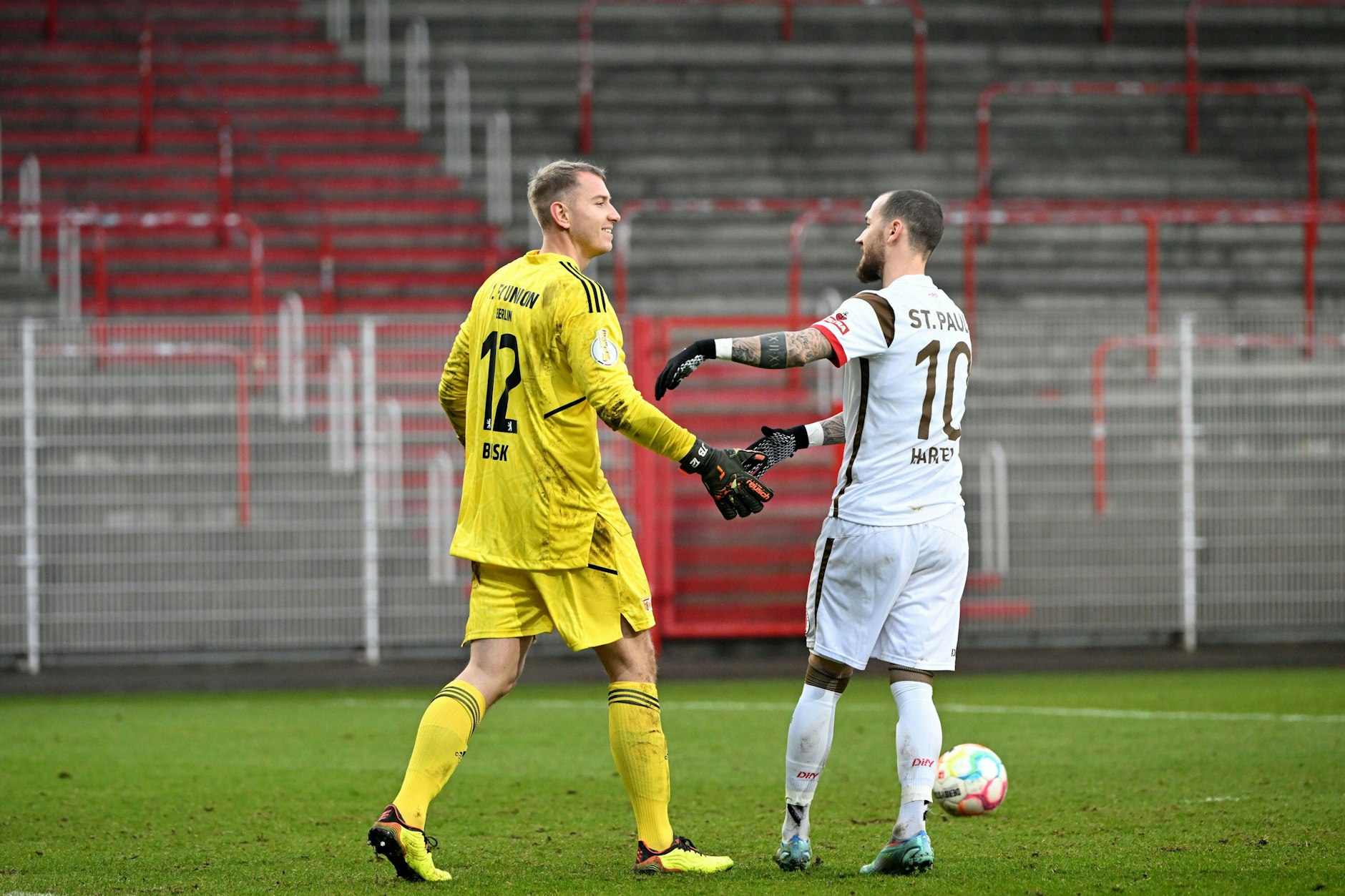 Einstige Teamkollegen: Unions Keeper Jakob Busk (l.) und Marcel Hartel freuten sich über das Wiedersehen.