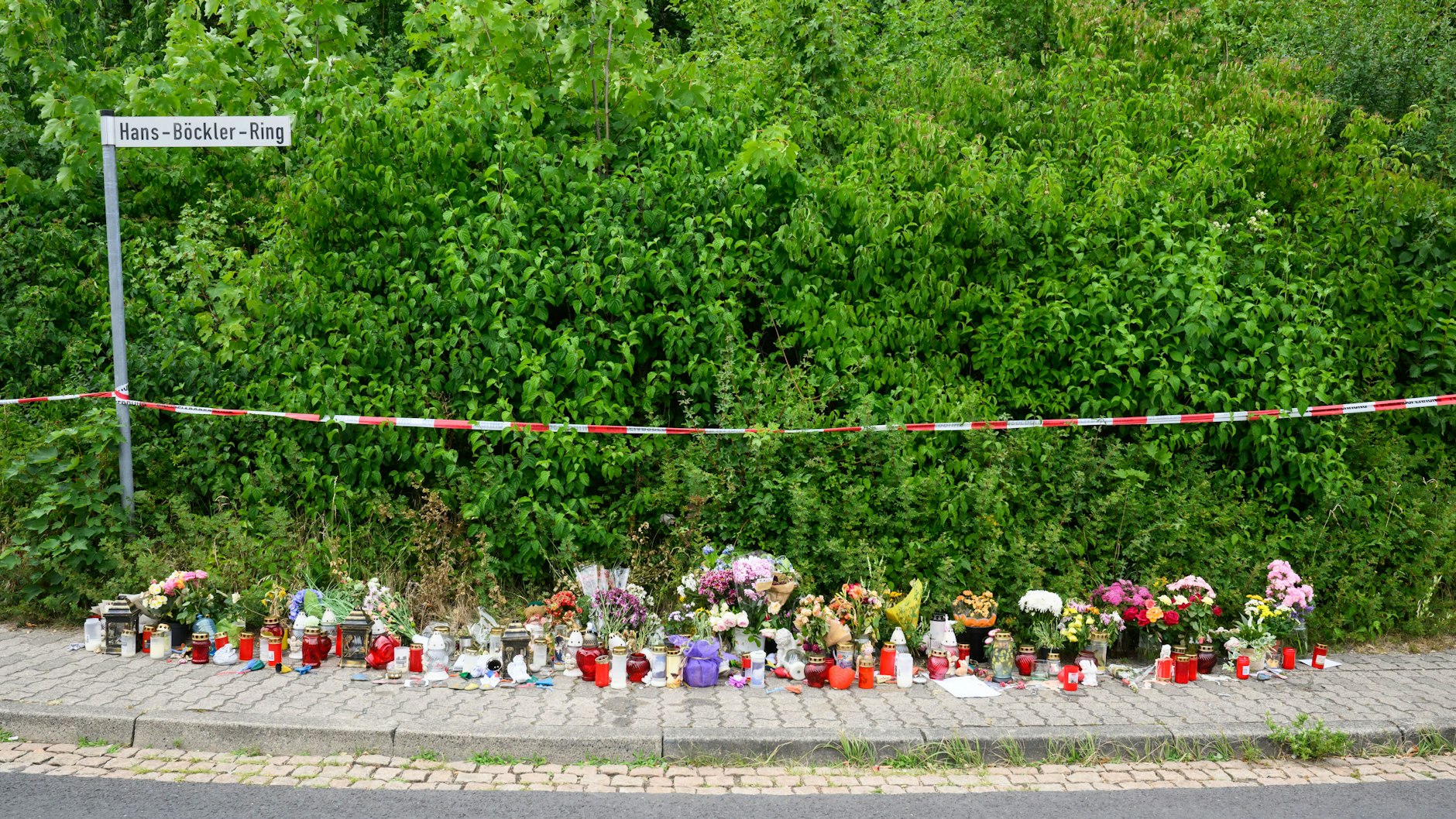 Blumen und Kerzen stehen in der Nähe des Tatorts, an dem die 15-jährige Anastasia getötet wurde.