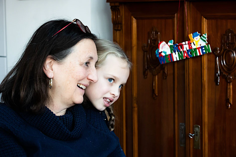 PRODUKTION - Die 6-jährige Yeva aus der Ukraine schaut in Berlin über die Schulter ihrer Gastgeberin Rosemarie.  
