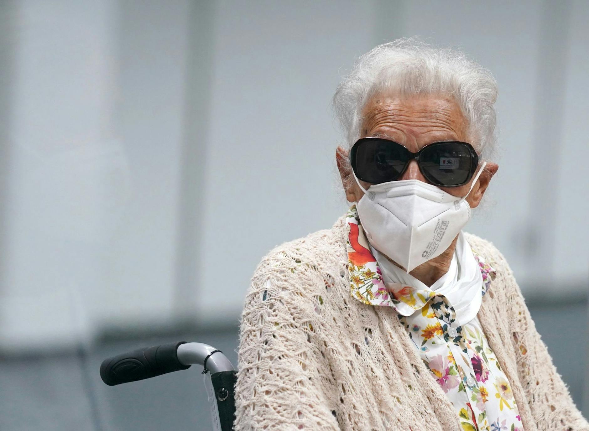ARCHIV - Die Strafkammer hat die 97 Jahre alte Irmgard F. zu einer Strafe von zwei Jahren auf Bewährung verurteilt.