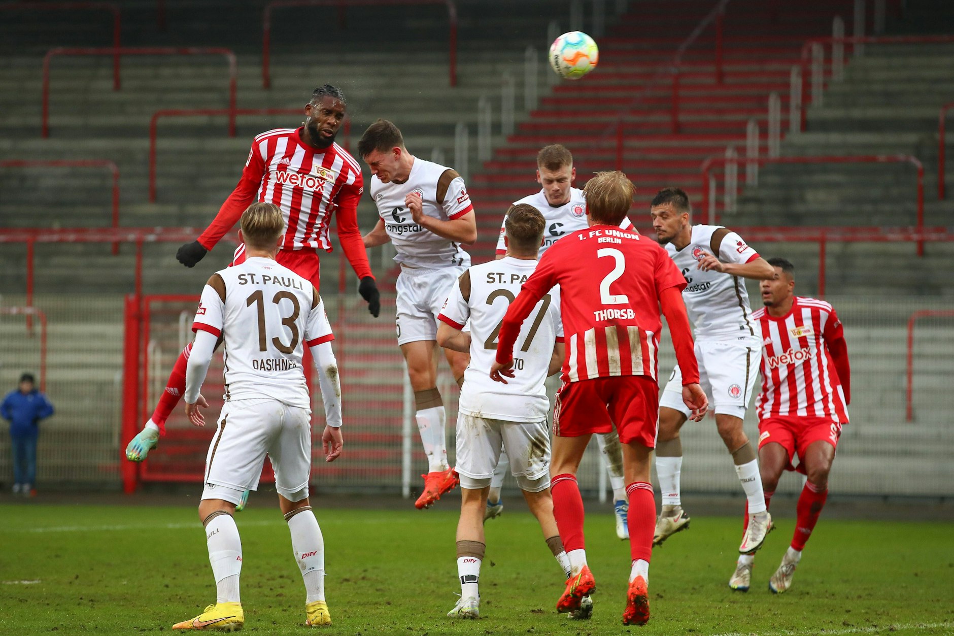 Jordan (oben) köpft hier zum 1:0 für den 1. FC Union Berlin ein.