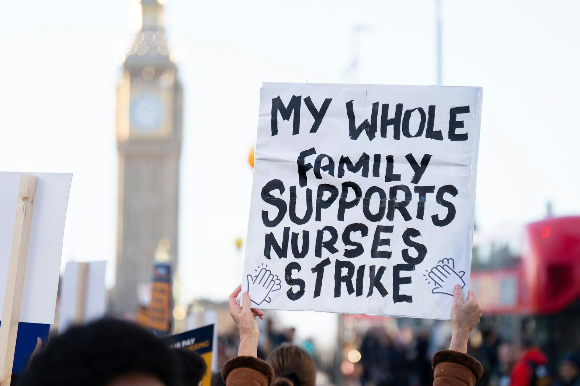 Mitglieder des Royal College of Nursing streiken vor dem Krankenhaus St. Thomas in London.