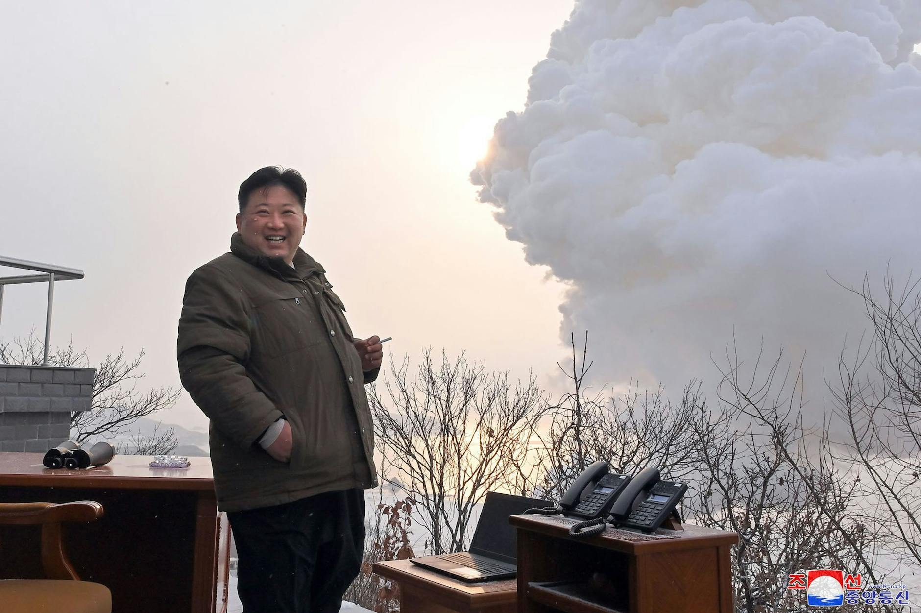 HANDOUT - Eine Aufnahme der staatlichen nordkoreanischen Nachrichtenagentur KCNA zeigt Kim Jong Un während eines Raketenantrieb-Tests.