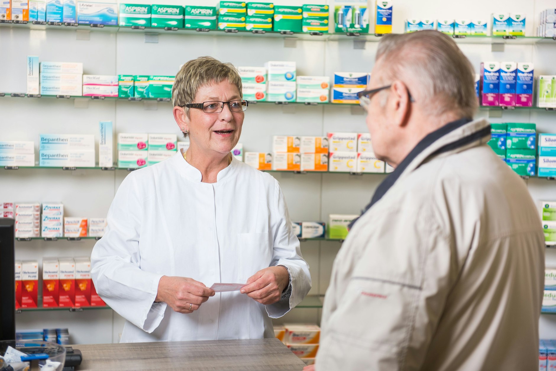 Beratung von Fachleuten: Die gibt’s in der Apotheke, aber nicht beim privaten Medikamententausch.