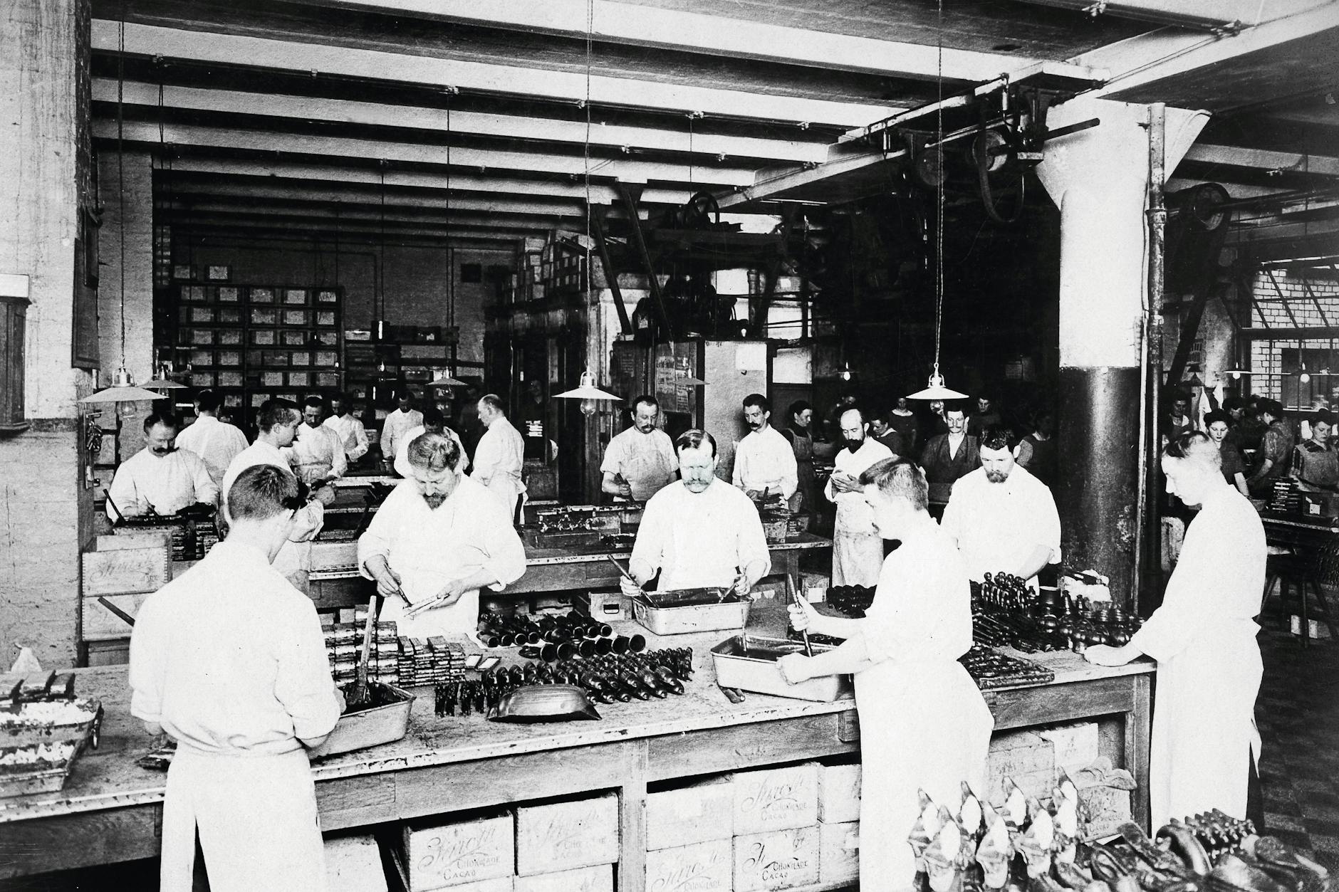 Bis zu 1800 Menschen sollen in den Fabriketagen am Mehringdamm Schokolade hergestellt haben, bis die Produktion in die ab 1911 neu errichtete fünfstöckige Fabrik in der Tempelhofer Teilestraße (Foto) verlegt wurde.