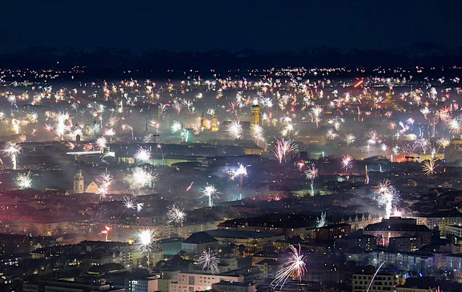 Feuerwerksraketen explodieren in der Silvesternacht: Bald ist das Jahr 2022 vorbei. 2018/19 in München.&nbsp;