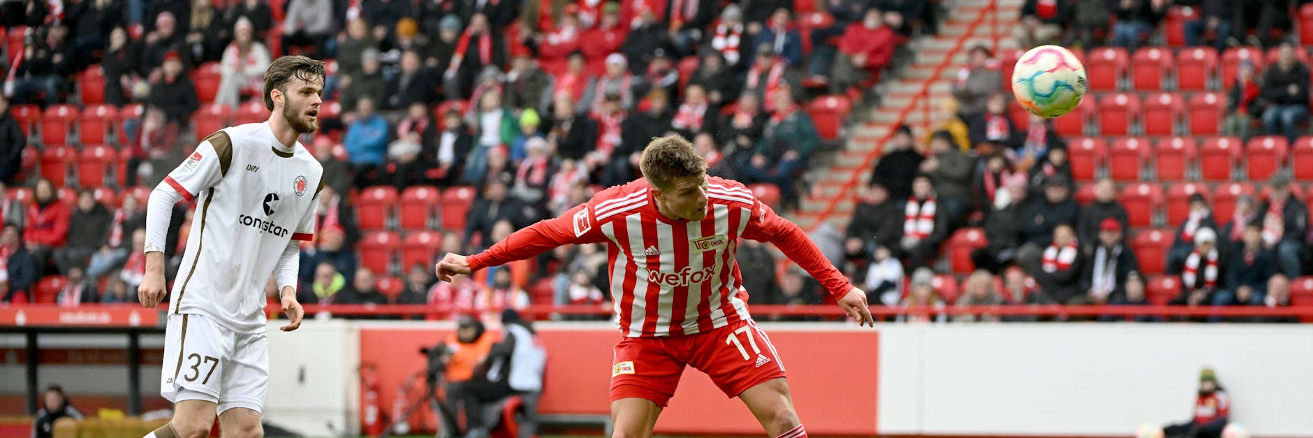 Kann man so machen: Stürmer Kevin Behrens erzielt das späte 3:2 für den 1. FC Union gegen den FC St. Pauli.