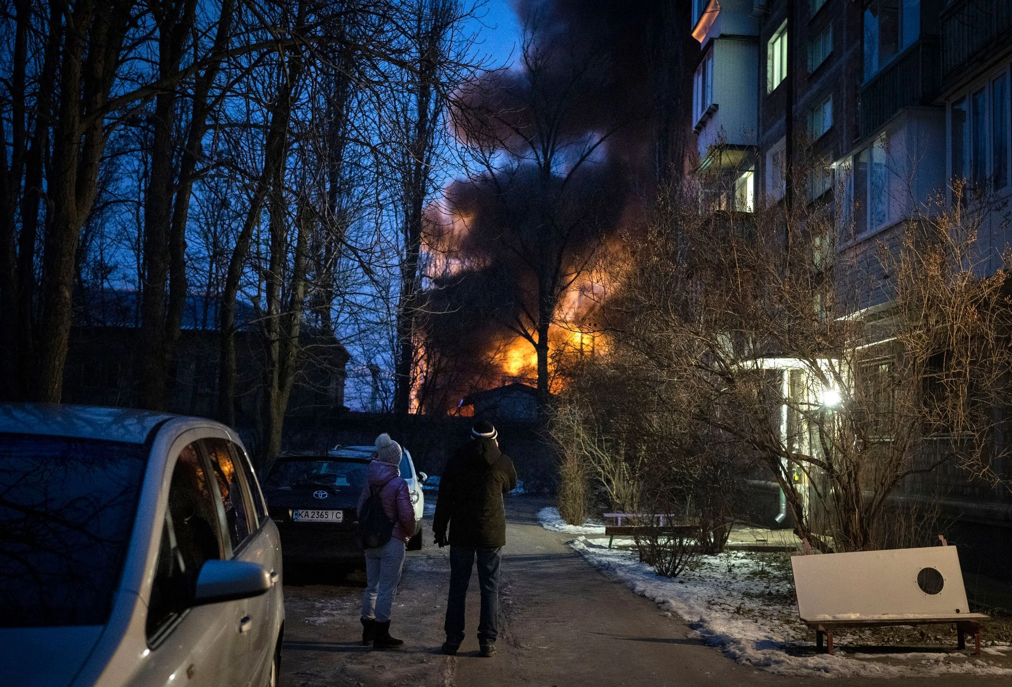 Anwohner beobachten am Montag ein brennendes Gebäude in Kiew, das bei einem Drohnenangriff getroffen wurde.  