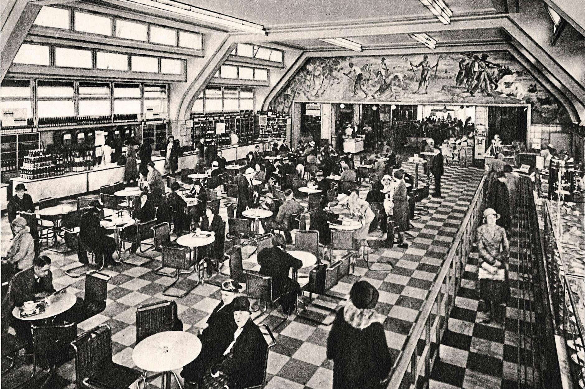 Hier trifft man sich und genießt zusammen: Blick in die Imbisshalle des KaDeWe im Jahr 1932.