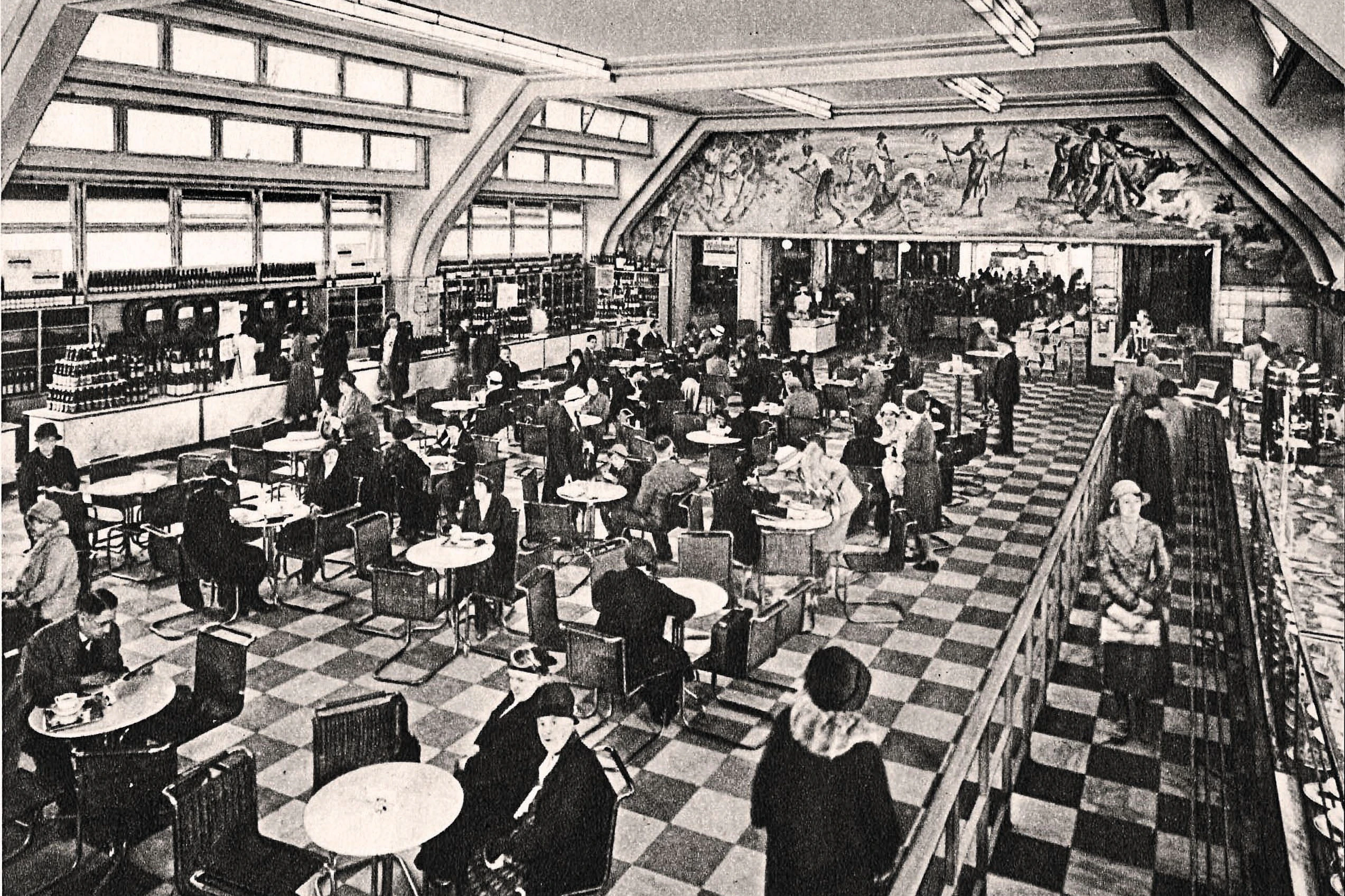 Hier trifft man sich und genießt zusammen: Blick in die Imbisshalle des KaDeWe im Jahr 1932.