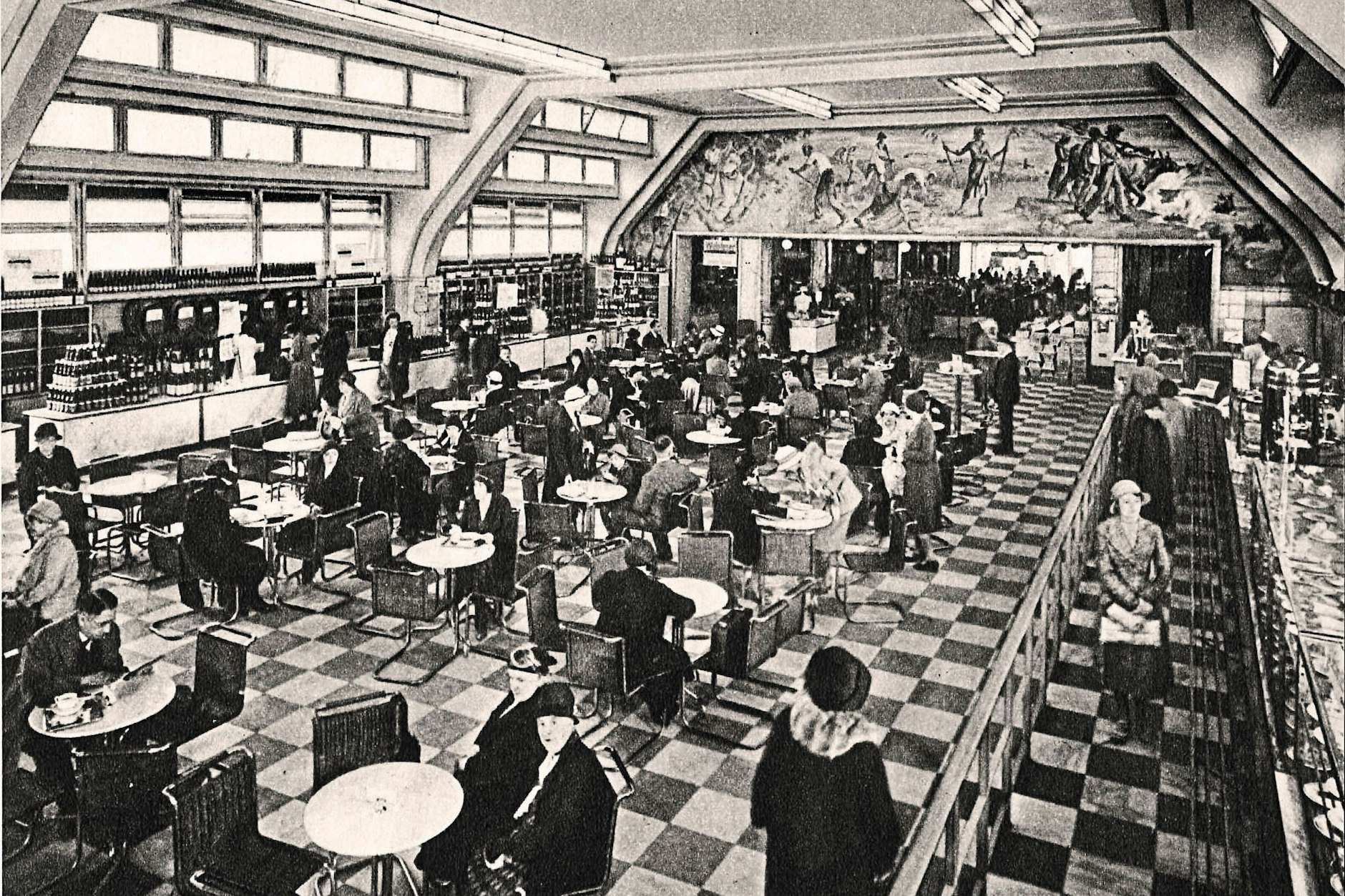 Hier trifft man sich und genießt zusammen: Blick in die Imbisshalle des KaDeWe im Jahr 1932.