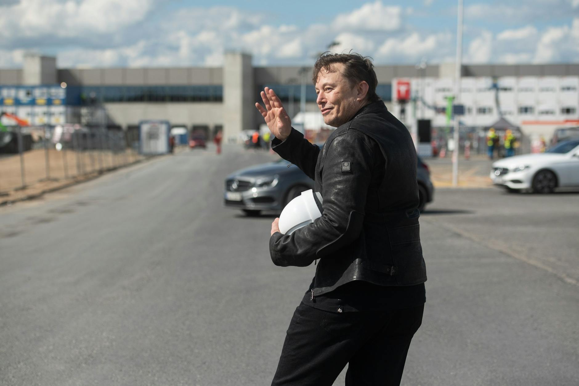 Tesla-Chef Elon Musk vor der Fabrik in Grünheide. Die Ansiedlung des Unternehmens in Brandenburg zieht zahlreiche Investitionen in das Land.