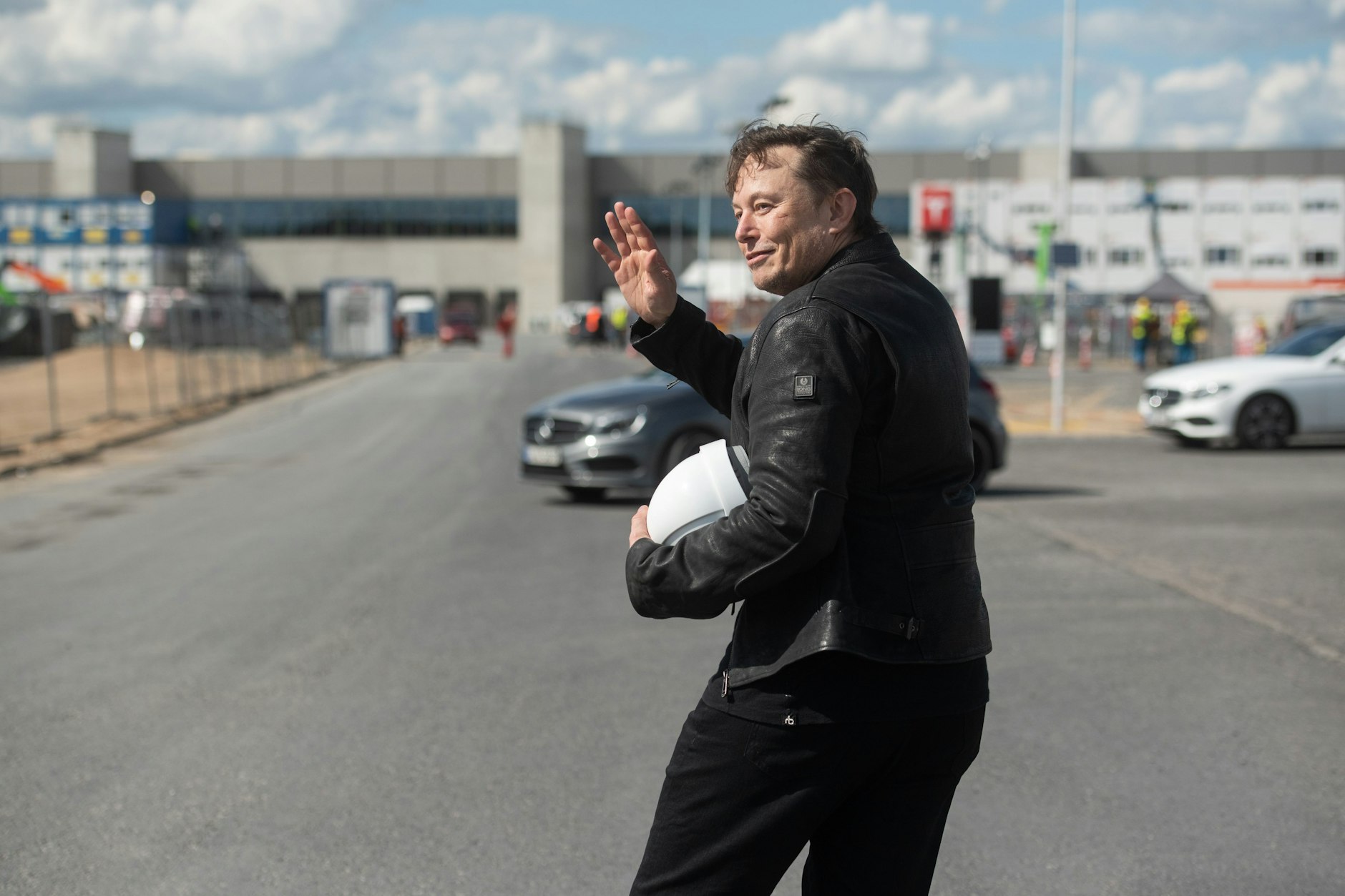 Tesla-Chef Elon Musk vor der Fabrik in Grünheide. Die Ansiedlung des Unternehmens in Brandenburg zieht zahlreiche Investitionen in das Land.