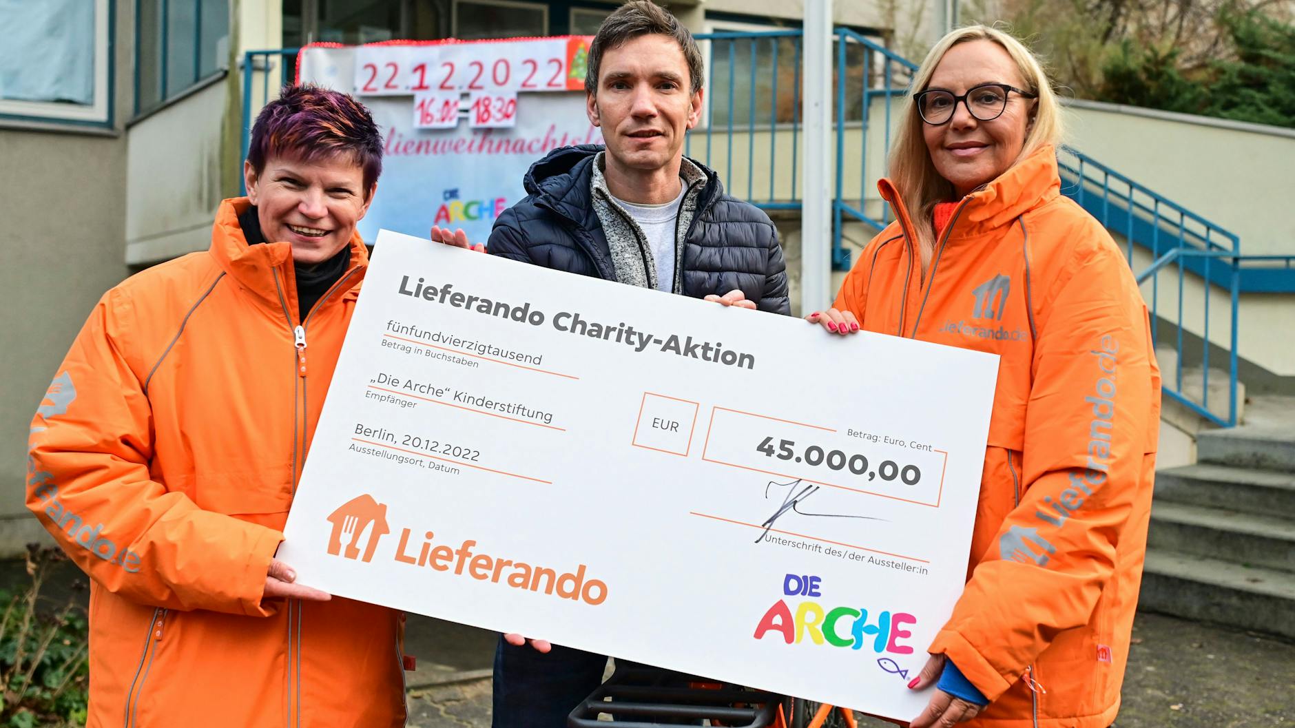 Lieferando-Geschäftsführerin Katharina Hauke, Arche-Sprecher Paul Höltge und Natascha Ochsenknecht.