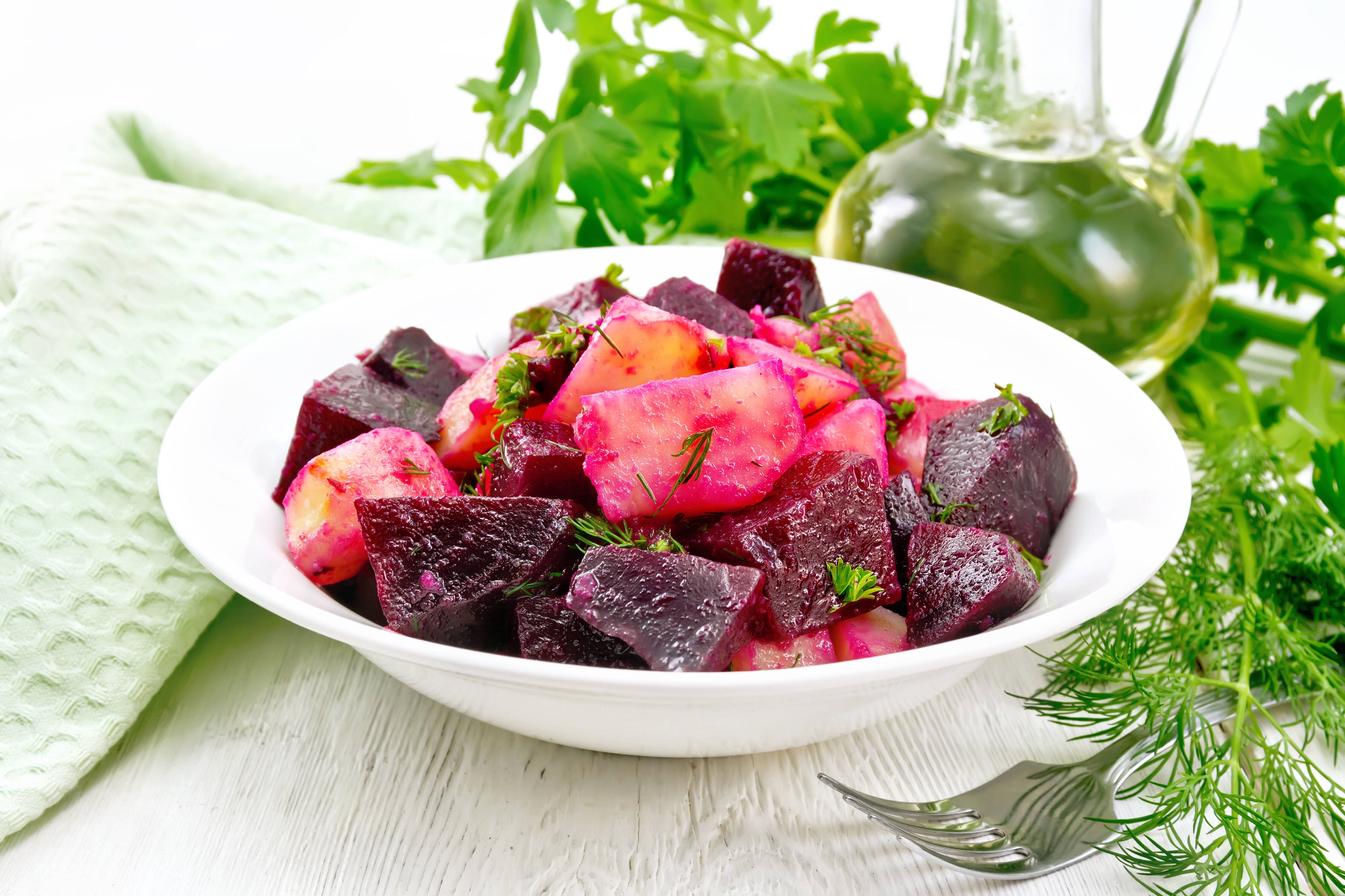 Kartoffelsalat mit Roter Bete, Apfel und Ei: Dieses geniale Rezept bringt Farbe und Geschmack auf den Tisch!