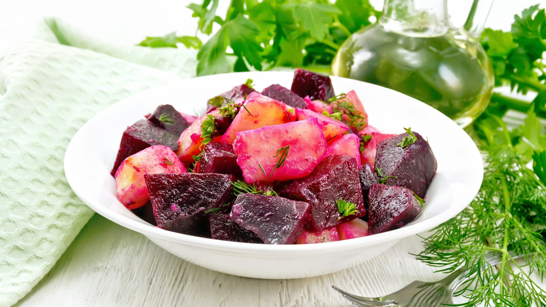 Der rote Kartoffelsalat bringt Farbe auf den Tisch. 