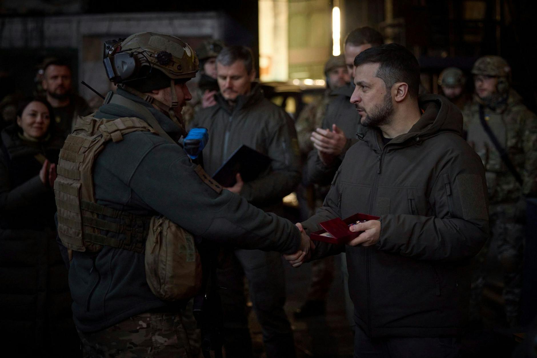 HANDOUT - Besuch an der Front: Präsident Wolodymyr Selenskyj (r) zeichnet in Bachmut einen Soldaten aus. l Press Office/AP/dpa