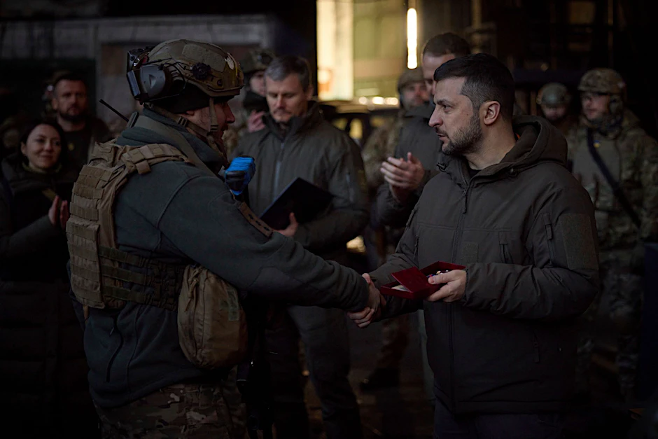 HANDOUT - Besuch an der Front: Präsident Wolodymyr Selenskyj (r) zeichnet in Bachmut einen Soldaten aus.  l Press Office/AP/dpa