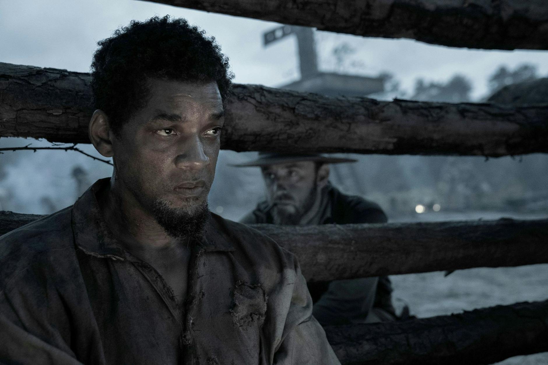 HANDOUT - Will Smith (l) und Ben Foster in einer Szene aus «Emancipation».