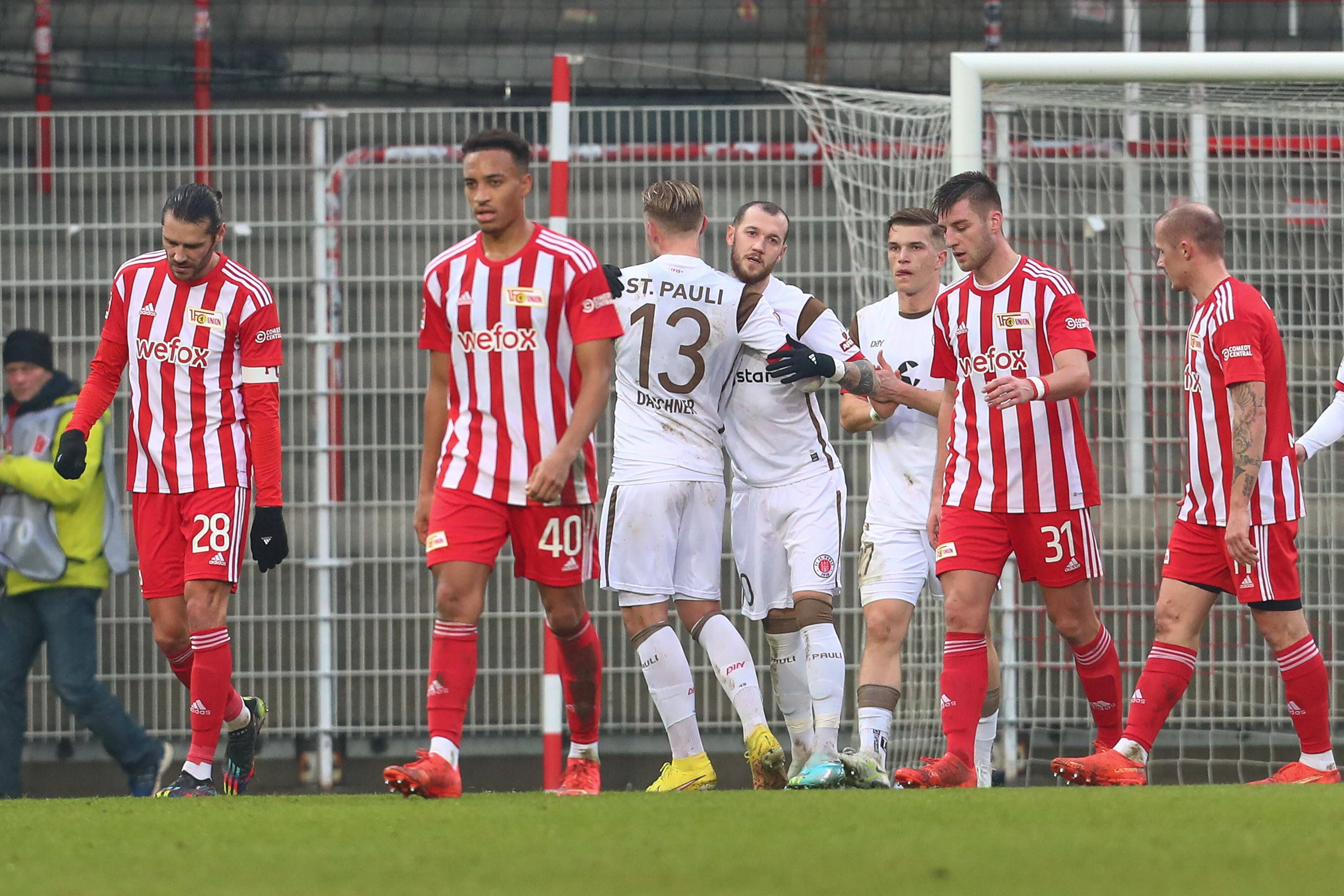 Marcel Hartel (M.) bejubelte sein 1:1-Ausgleichstor für den FC St. Pauli eher zurückhaltend.