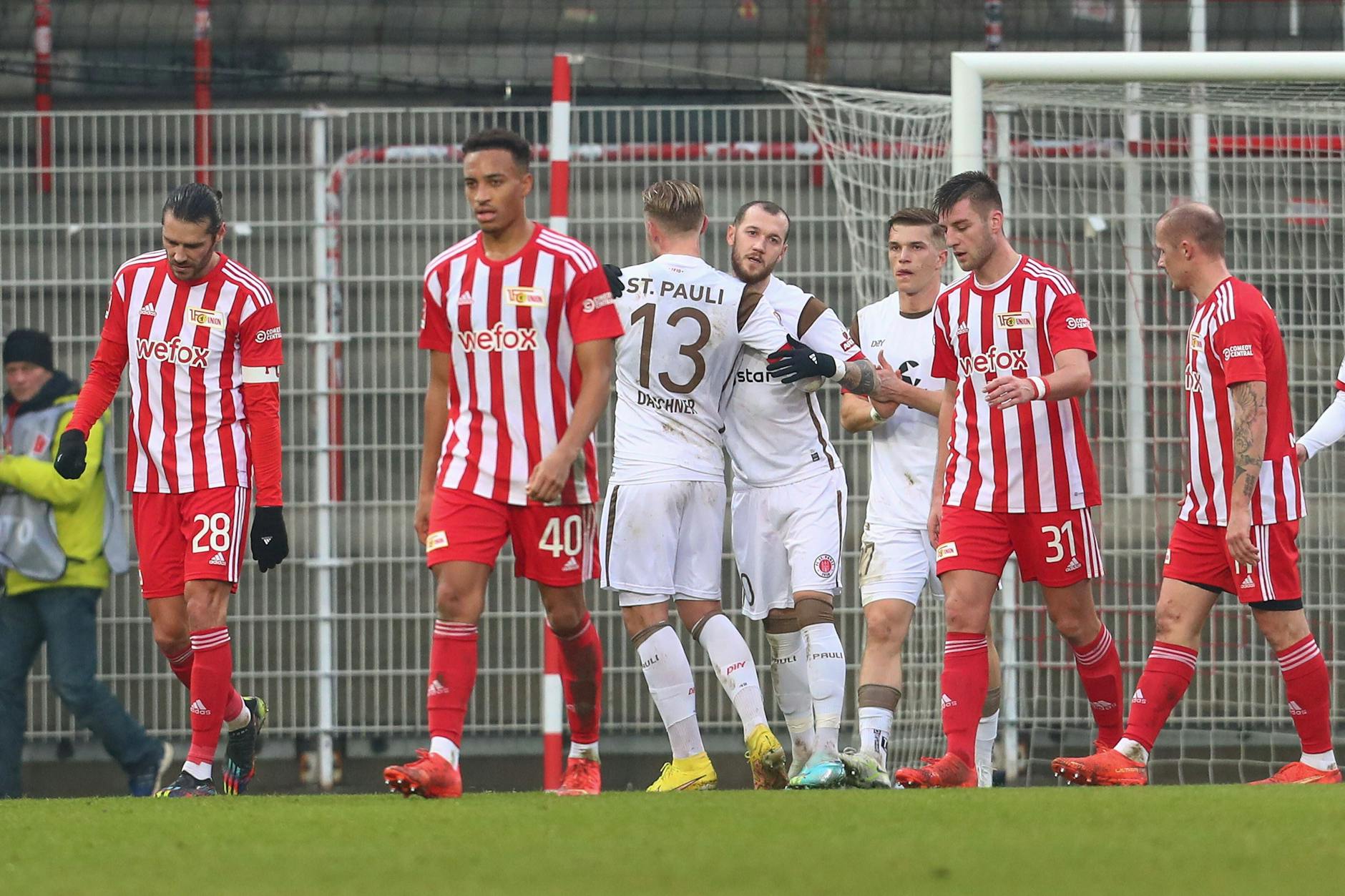 Marcel Hartel (M.) bejubelte sein 1:1-Ausgleichstor für den FC St. Pauli eher zurückhaltend.