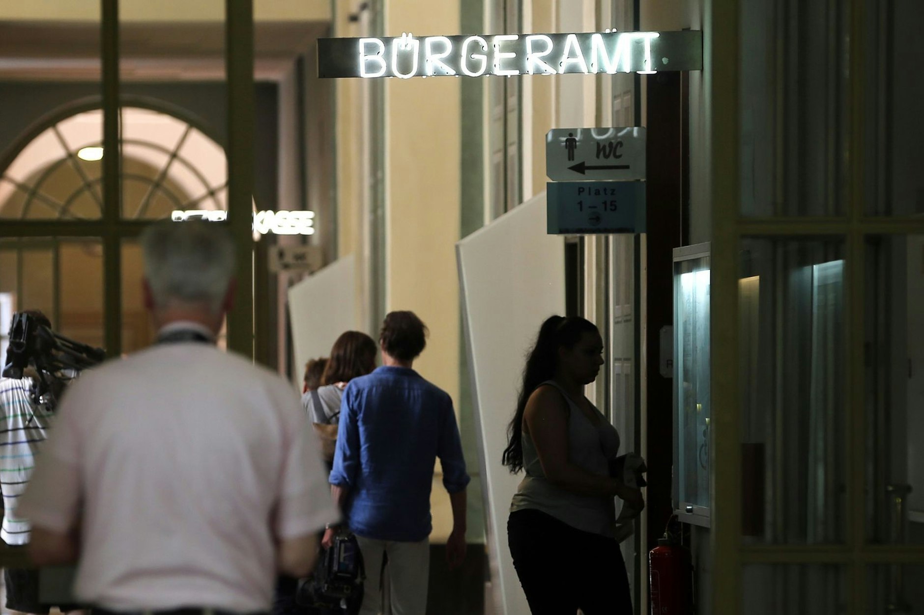 Wer wegen eines neuen Passes zum Bürgeramt muss, steht in einigen Bezirken vor verschlossenen Türen.