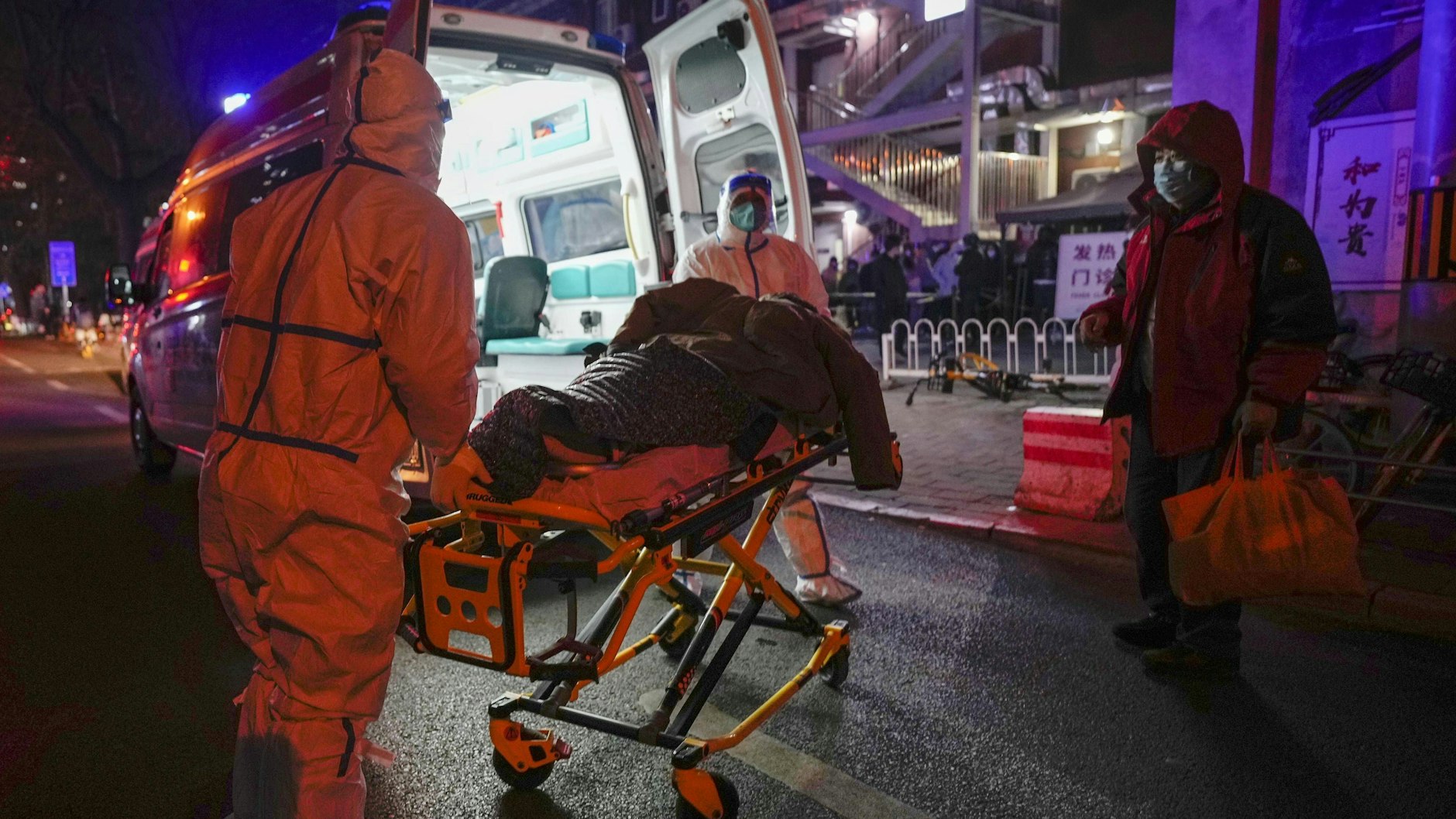 Corona-Infizierte werden zu Tausenden in Kliniken eingeliefert. Ohne Lockerungsplan traf die Corona-Welle Krankenhäuser mit voller Wucht.