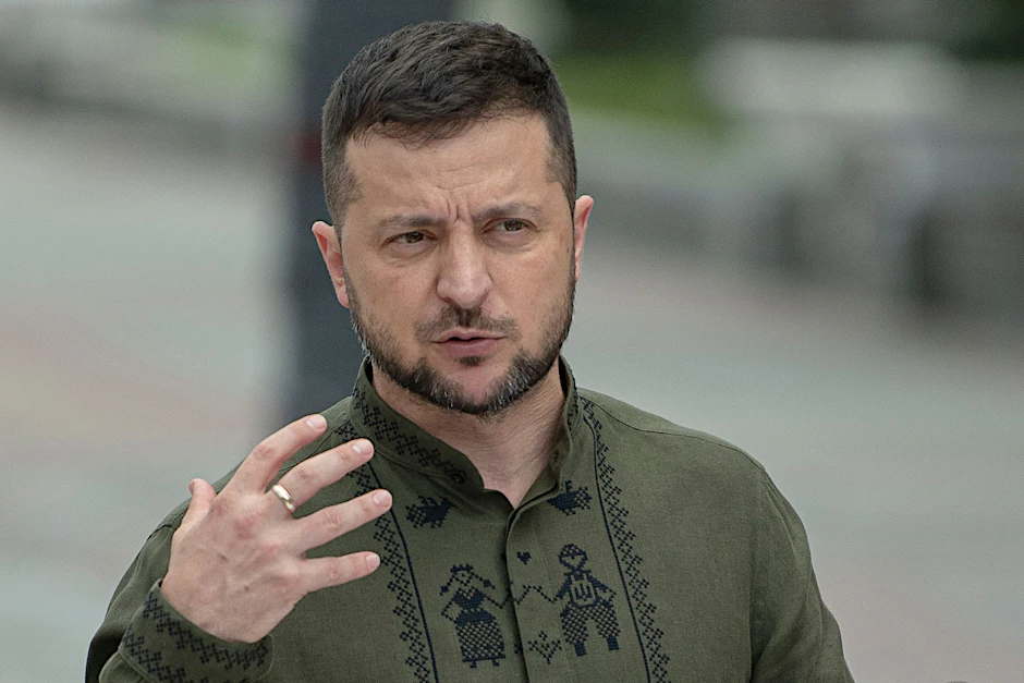 ARCHIV - Wolodymyr Selenskyj, Präsident der Ukraine, spricht in Kiew mit Journalisten.  