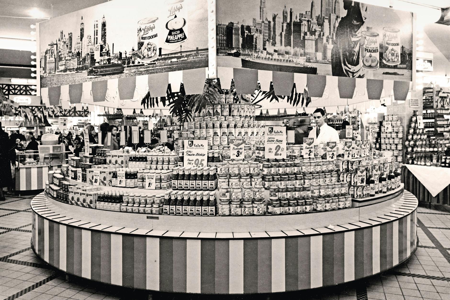 Come and see, buy and eat: Im März 1965 stand die Feinkostabteilung des KaDeWe im Zeichen der „Amerikawoche“.