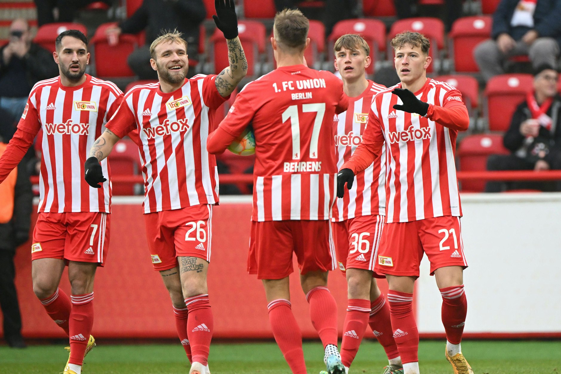 Tim Skarke (r.) glich nach Vorlage von Kevin Behrens (Nr. 17) zum 2:2 aus.