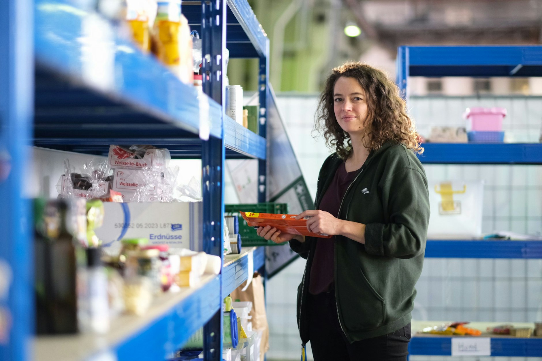 Müsli dringend gesucht: Ina Pfingst von der Organisation Spendenbrücke Ukraine im Hangar 1 des ehemaligen Flughafens Tempelhof.