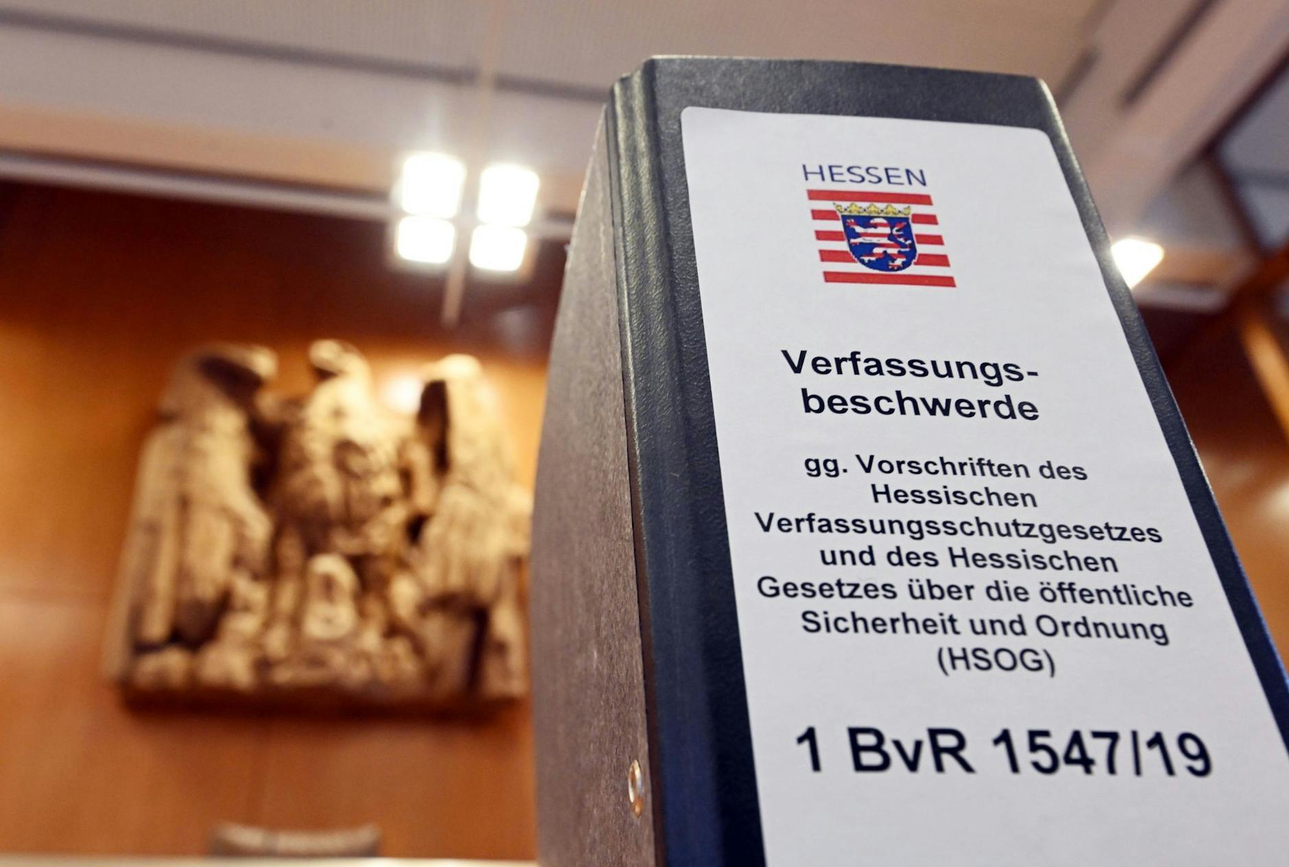 Auf einem Tisch im Sitzungssaal des Bundesverfassungsgerichts steht ein Aktenordner im Verfahren um die Nutzung der polizeilichen Analyse-Software in Hessen.