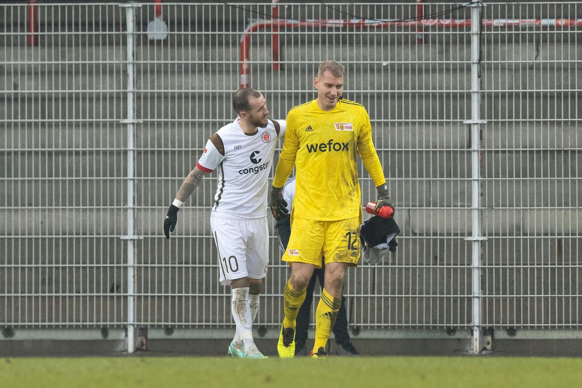 Marcel Hartel traf vom Elfmeterpunkt für den FC St. Pauli, fand aber auch Zeit, mit den ehemaligen Union-Kollegen, hier mit Keeper Jakob Busk, zu scherzen. 