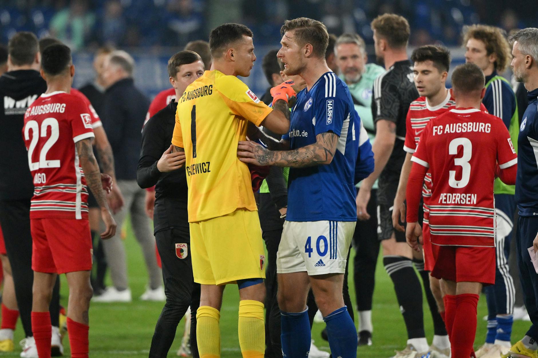 Wenn es hitzig wird, ist Rafal Gikiewicz meist mittendrin: Nach dem Spiel auf Schalke geriet der Pole mit Ex-Unioner Sebastian Polter aneinander. 