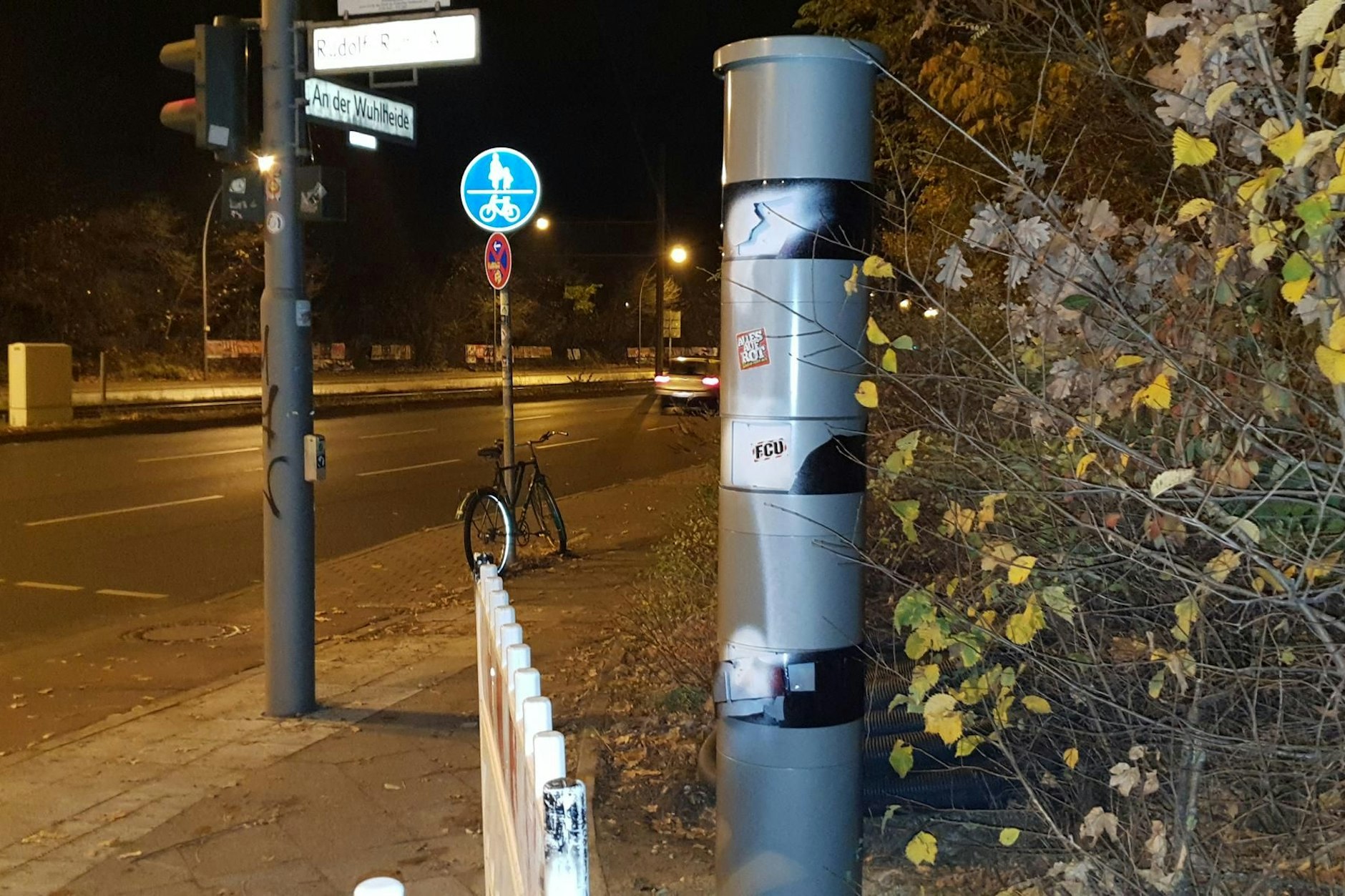 Besprüht, mit Union-Aufklebern versehen: Dieser Blitzer an der Wuhlheide musste wieder abgebaut werden, weil er zu oft zerstört wurde.