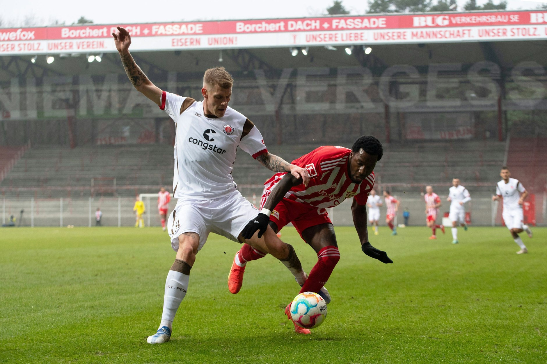 St. Pauli um Eric Smith (l.) forderte Union Berlin um Sheraldo Becker gehörig.