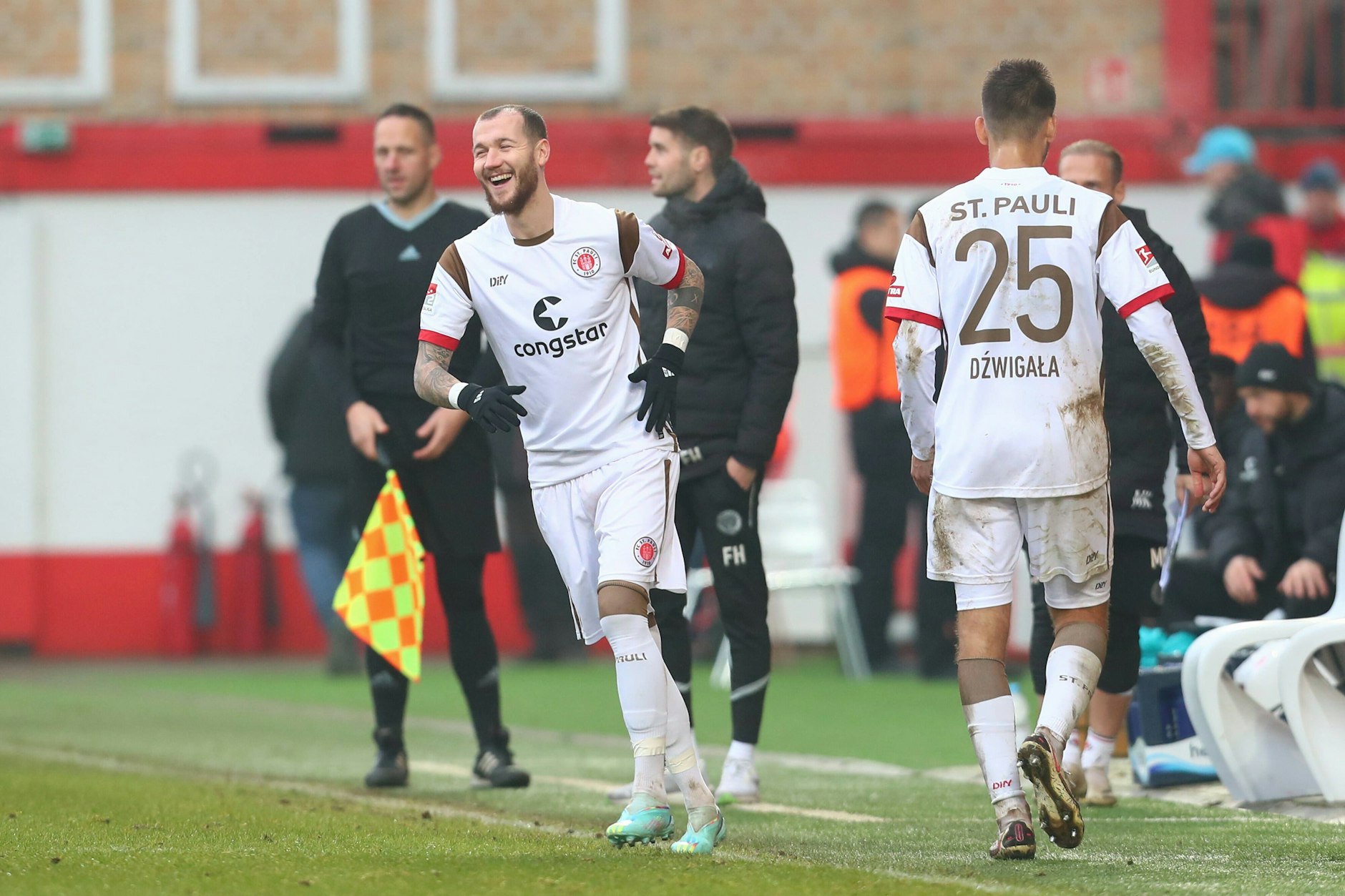 Marcel Hartel (2.v.l.) machte es sichtlich Freude, wieder in der Alten Försterei aufzulaufen.