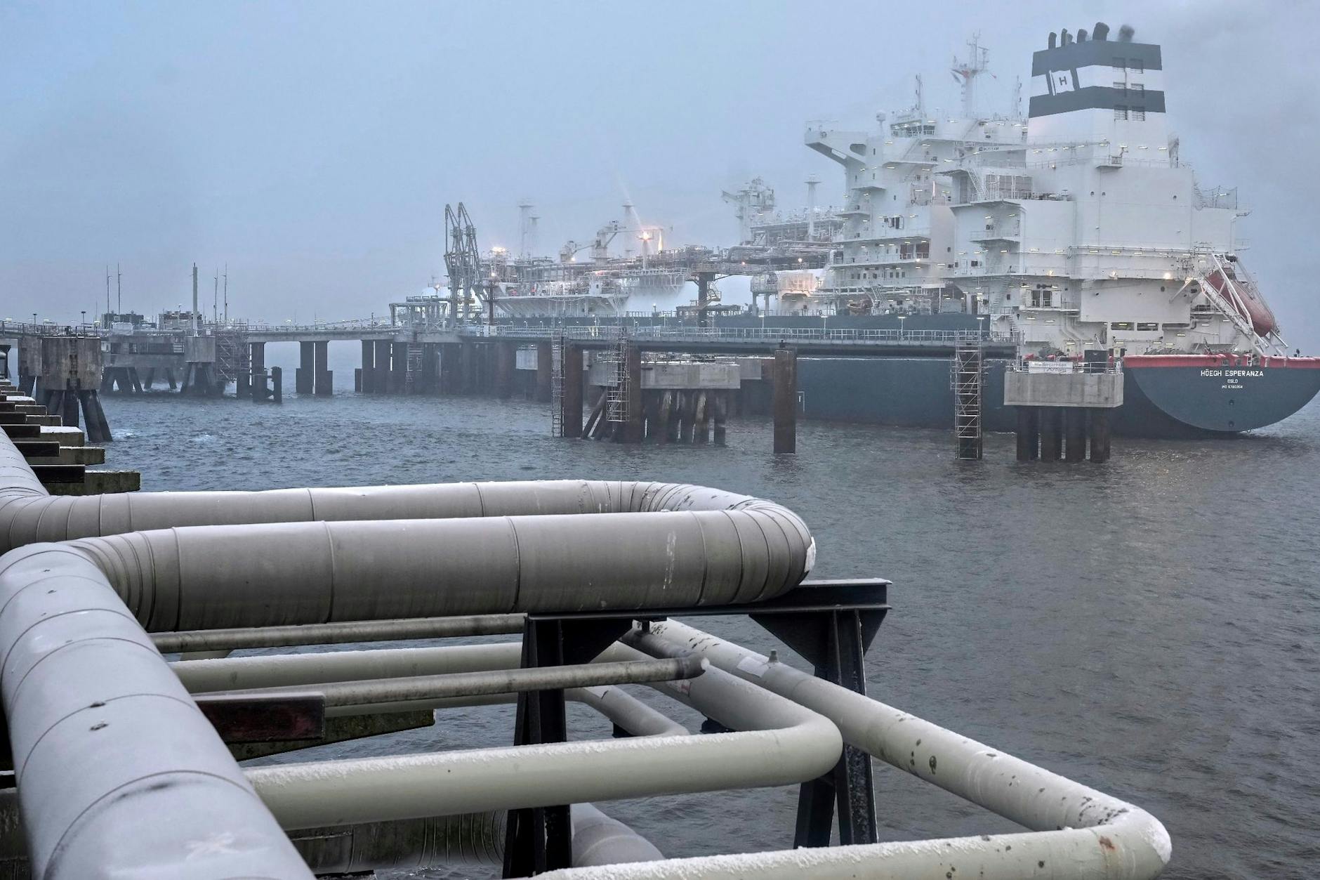 Das Spezialschiff „Höegh Esperanza“ liegt während der Eröffnung des LNG-Terminals in Wilhelmshaven vor Anker.