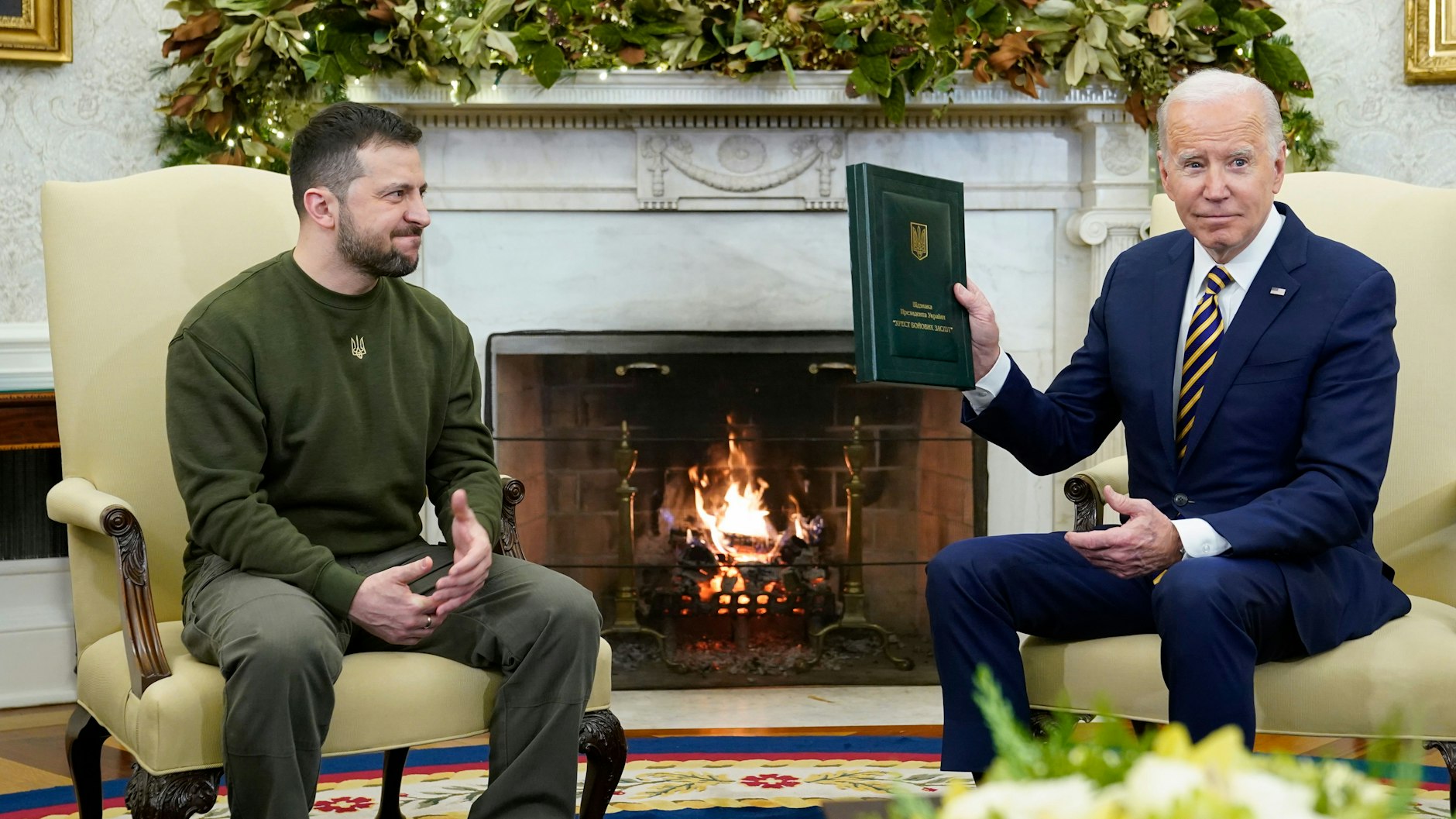 Washington: US-Präsident Joe Biden (r) hält ein Geschenk, das er vom ukrainischen Präsidenten Wolodymyr Selenskyj während eines Treffens im Oval Office des Weißen Hauses erhalten hat. 